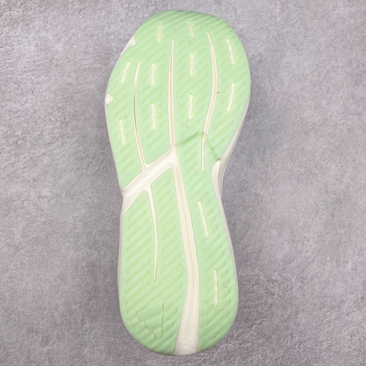 图片[9]-AD LIGHTBLAZE 流光舒适防滑耐磨低帮跑步鞋 JP8363 前卫的专业跑鞋风格造型，LIGHTBLAZE延续了竞速美学的流线轮廓，保留住了与 AdizeroAdios Pro Evo 1相类似厚底理念和「宽三道杠」的视觉元素。尺码：36 36.5 37.5 38 38.5 39 40 40.5 41 42 42.5 43 44 44.5 45-选品中心