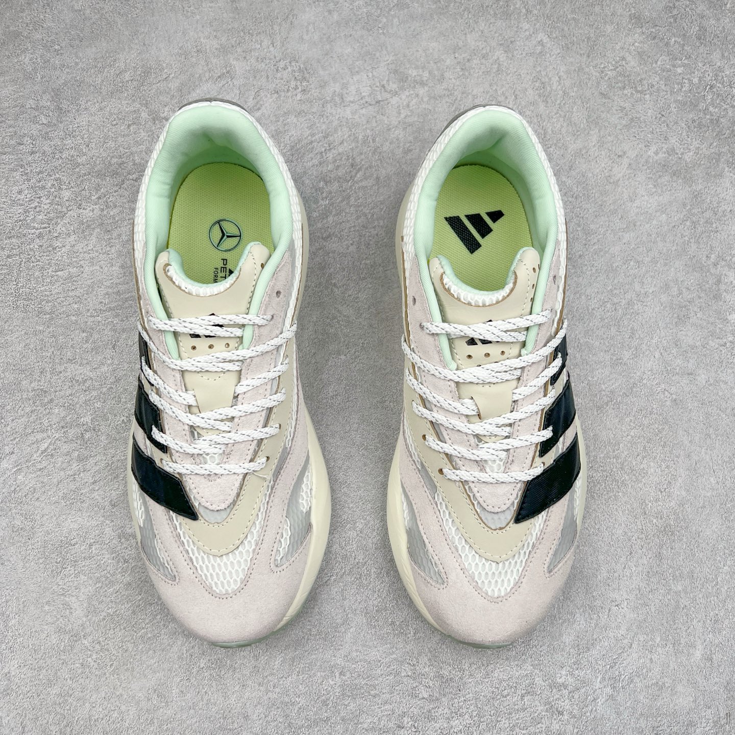 图片[2]-AD LIGHTBLAZE 流光舒适防滑耐磨低帮跑步鞋 JP8363 前卫的专业跑鞋风格造型，LIGHTBLAZE延续了竞速美学的流线轮廓，保留住了与 AdizeroAdios Pro Evo 1相类似厚底理念和「宽三道杠」的视觉元素。尺码：36 36.5 37.5 38 38.5 39 40 40.5 41 42 42.5 43 44 44.5 45-选品中心