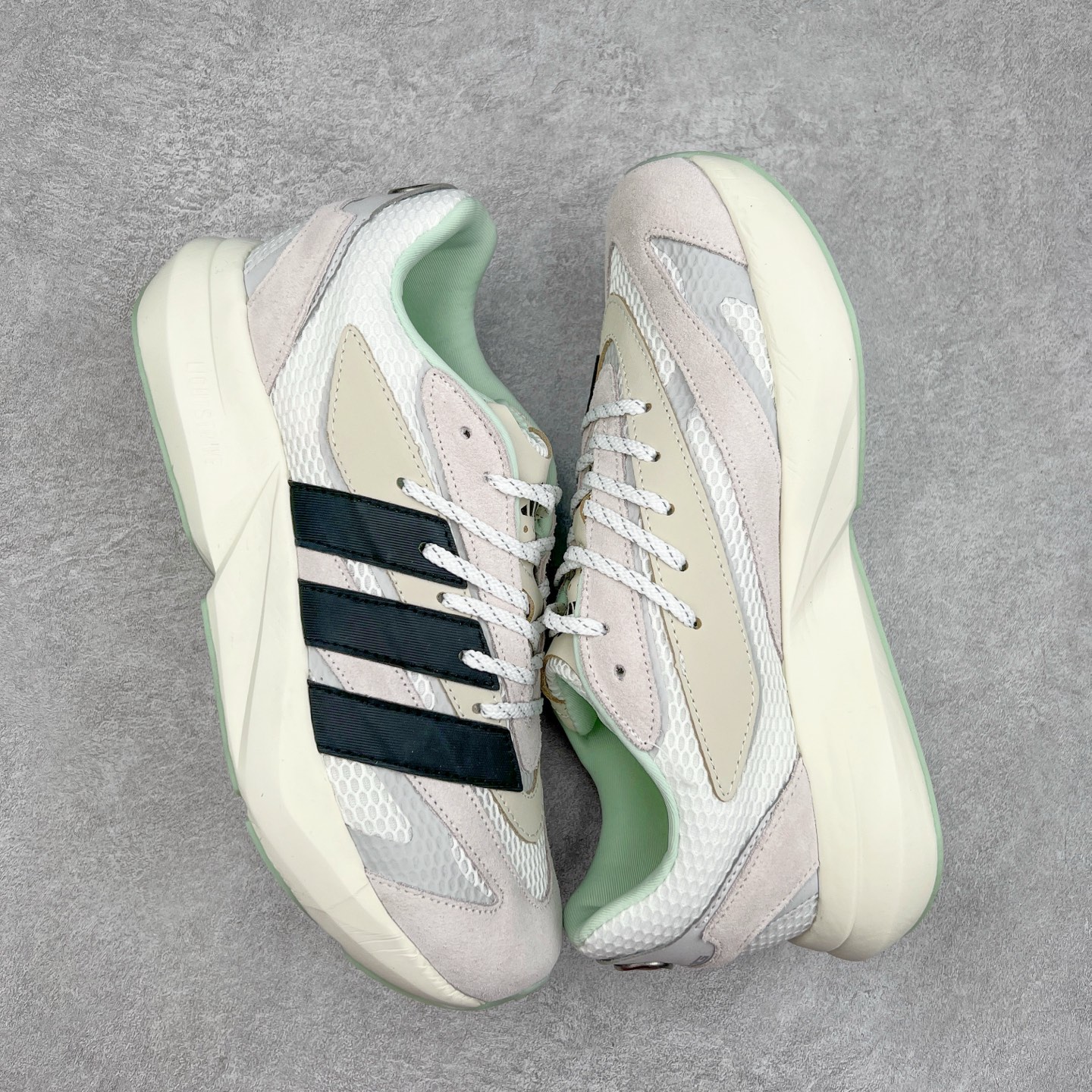 图片[3]-AD LIGHTBLAZE 流光舒适防滑耐磨低帮跑步鞋 JP8363 前卫的专业跑鞋风格造型，LIGHTBLAZE延续了竞速美学的流线轮廓，保留住了与 AdizeroAdios Pro Evo 1相类似厚底理念和「宽三道杠」的视觉元素。尺码：36 36.5 37.5 38 38.5 39 40 40.5 41 42 42.5 43 44 44.5 45-选品中心