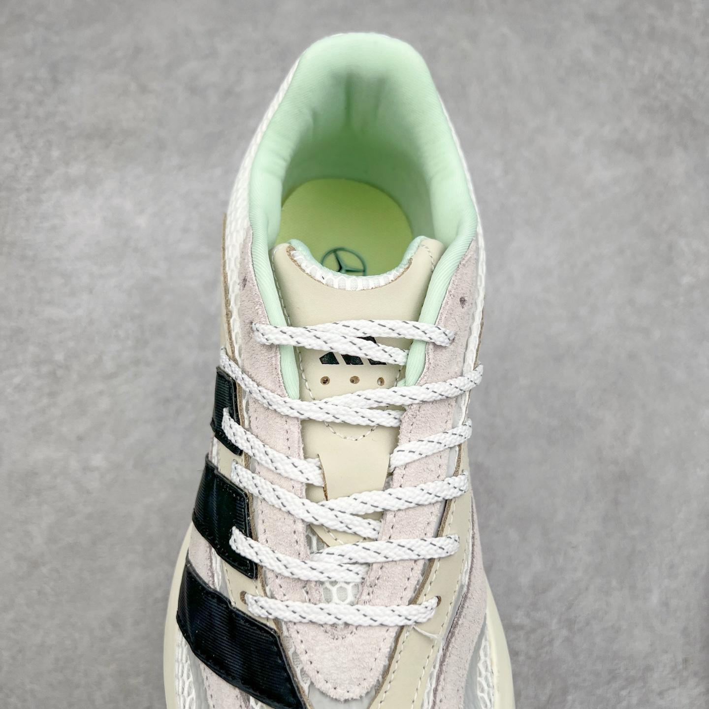 图片[5]-AD LIGHTBLAZE 流光舒适防滑耐磨低帮跑步鞋 JP8363 前卫的专业跑鞋风格造型，LIGHTBLAZE延续了竞速美学的流线轮廓，保留住了与 AdizeroAdios Pro Evo 1相类似厚底理念和「宽三道杠」的视觉元素。尺码：36 36.5 37.5 38 38.5 39 40 40.5 41 42 42.5 43 44 44.5 45-选品中心