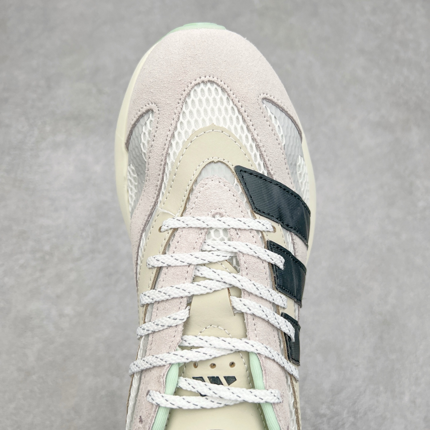 图片[4]-AD LIGHTBLAZE 流光舒适防滑耐磨低帮跑步鞋 JP8363 前卫的专业跑鞋风格造型，LIGHTBLAZE延续了竞速美学的流线轮廓，保留住了与 AdizeroAdios Pro Evo 1相类似厚底理念和「宽三道杠」的视觉元素。尺码：36 36.5 37.5 38 38.5 39 40 40.5 41 42 42.5 43 44 44.5 45-选品中心