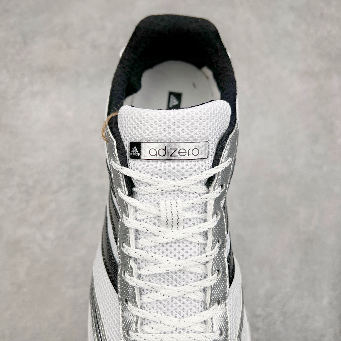 图片[5]-BAD BUNNY x AD Originals ADIZERO SL 72 联名柔软舒适防滑耐磨低帮生活休闲鞋 此番 Bad Bunny 和 adidas 以 Adizero SL 72 为蓝本，推出 3 款不同配色，设计灵感汲取自复古跑鞋 SL 72 ，将经典元素与现代风尚相融合，打造出别具一格的鞋履。鞋面采用多层次叠加设计，很有层次感，吸引人。选用华夫格网、绒面革、皮革和灯芯绒等优质材料。鞋身上的 “ Para Bad Bunny ”中足标识与双阿迪达斯标志，彰显了双方的合作身份。搭载 Adizero 泡棉中底，确保卓越的舒适性与性能表现。尺码：36 36.5 37.5 38 38.5 39 40 40.5 41 42 42.5 43 44 44.5 45-选品中心