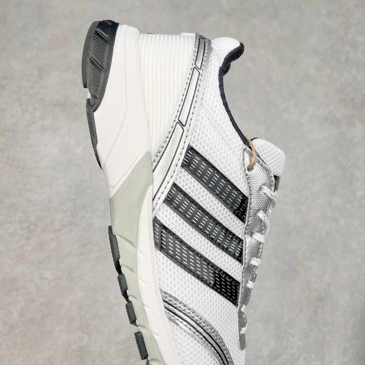 图片[6]-BAD BUNNY x AD Originals ADIZERO SL 72 联名柔软舒适防滑耐磨低帮生活休闲鞋 此番 Bad Bunny 和 adidas 以 Adizero SL 72 为蓝本，推出 3 款不同配色，设计灵感汲取自复古跑鞋 SL 72 ，将经典元素与现代风尚相融合，打造出别具一格的鞋履。鞋面采用多层次叠加设计，很有层次感，吸引人。选用华夫格网、绒面革、皮革和灯芯绒等优质材料。鞋身上的 “ Para Bad Bunny ”中足标识与双阿迪达斯标志，彰显了双方的合作身份。搭载 Adizero 泡棉中底，确保卓越的舒适性与性能表现。尺码：36 36.5 37.5 38 38.5 39 40 40.5 41 42 42.5 43 44 44.5 45-选品中心