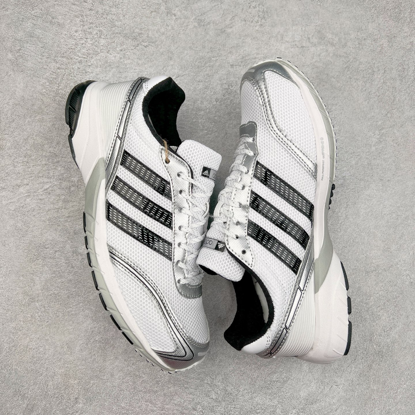 图片[3]-BAD BUNNY x AD Originals ADIZERO SL 72 联名柔软舒适防滑耐磨低帮生活休闲鞋 此番 Bad Bunny 和 adidas 以 Adizero SL 72 为蓝本，推出 3 款不同配色，设计灵感汲取自复古跑鞋 SL 72 ，将经典元素与现代风尚相融合，打造出别具一格的鞋履。鞋面采用多层次叠加设计，很有层次感，吸引人。选用华夫格网、绒面革、皮革和灯芯绒等优质材料。鞋身上的 “ Para Bad Bunny ”中足标识与双阿迪达斯标志，彰显了双方的合作身份。搭载 Adizero 泡棉中底，确保卓越的舒适性与性能表现。尺码：36 36.5 37.5 38 38.5 39 40 40.5 41 42 42.5 43 44 44.5 45-选品中心