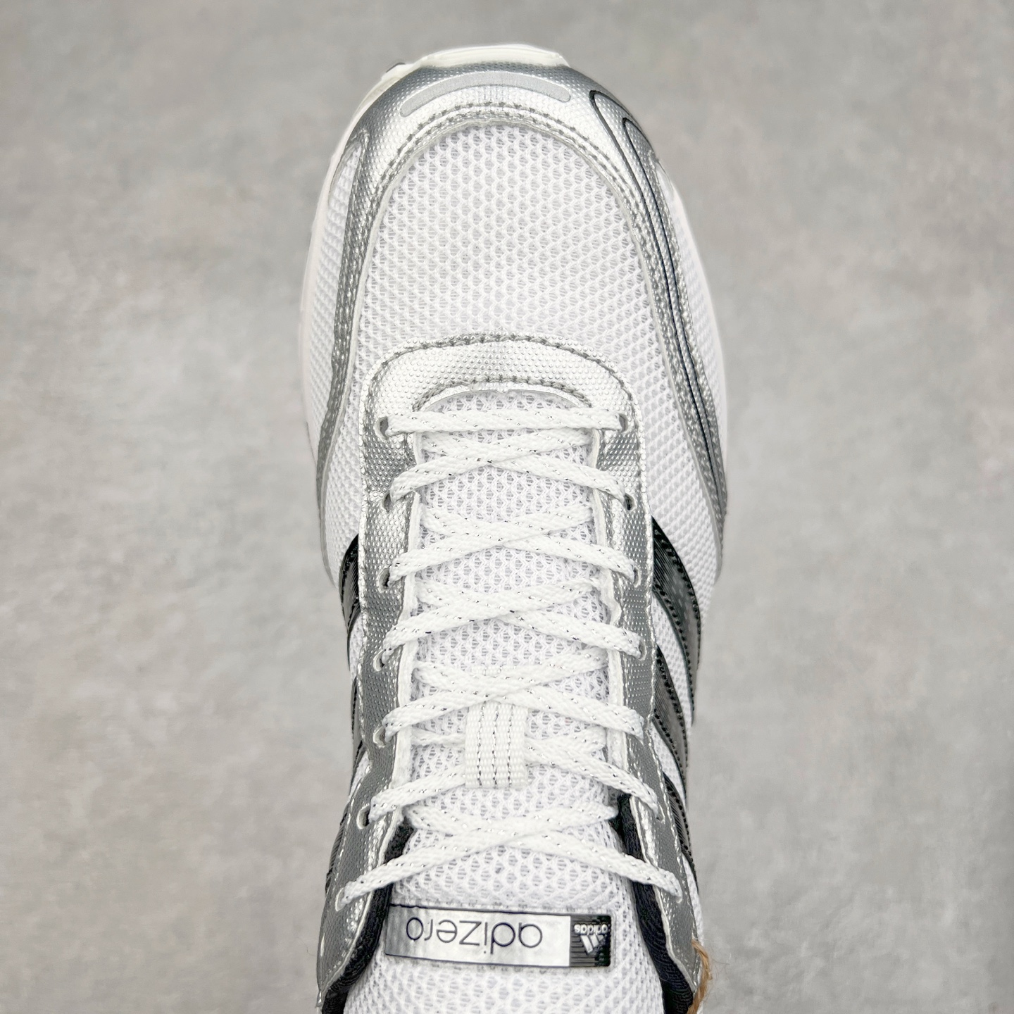 图片[4]-BAD BUNNY x AD Originals ADIZERO SL 72 联名柔软舒适防滑耐磨低帮生活休闲鞋 此番 Bad Bunny 和 adidas 以 Adizero SL 72 为蓝本，推出 3 款不同配色，设计灵感汲取自复古跑鞋 SL 72 ，将经典元素与现代风尚相融合，打造出别具一格的鞋履。鞋面采用多层次叠加设计，很有层次感，吸引人。选用华夫格网、绒面革、皮革和灯芯绒等优质材料。鞋身上的 “ Para Bad Bunny ”中足标识与双阿迪达斯标志，彰显了双方的合作身份。搭载 Adizero 泡棉中底，确保卓越的舒适性与性能表现。尺码：36 36.5 37.5 38 38.5 39 40 40.5 41 42 42.5 43 44 44.5 45-选品中心