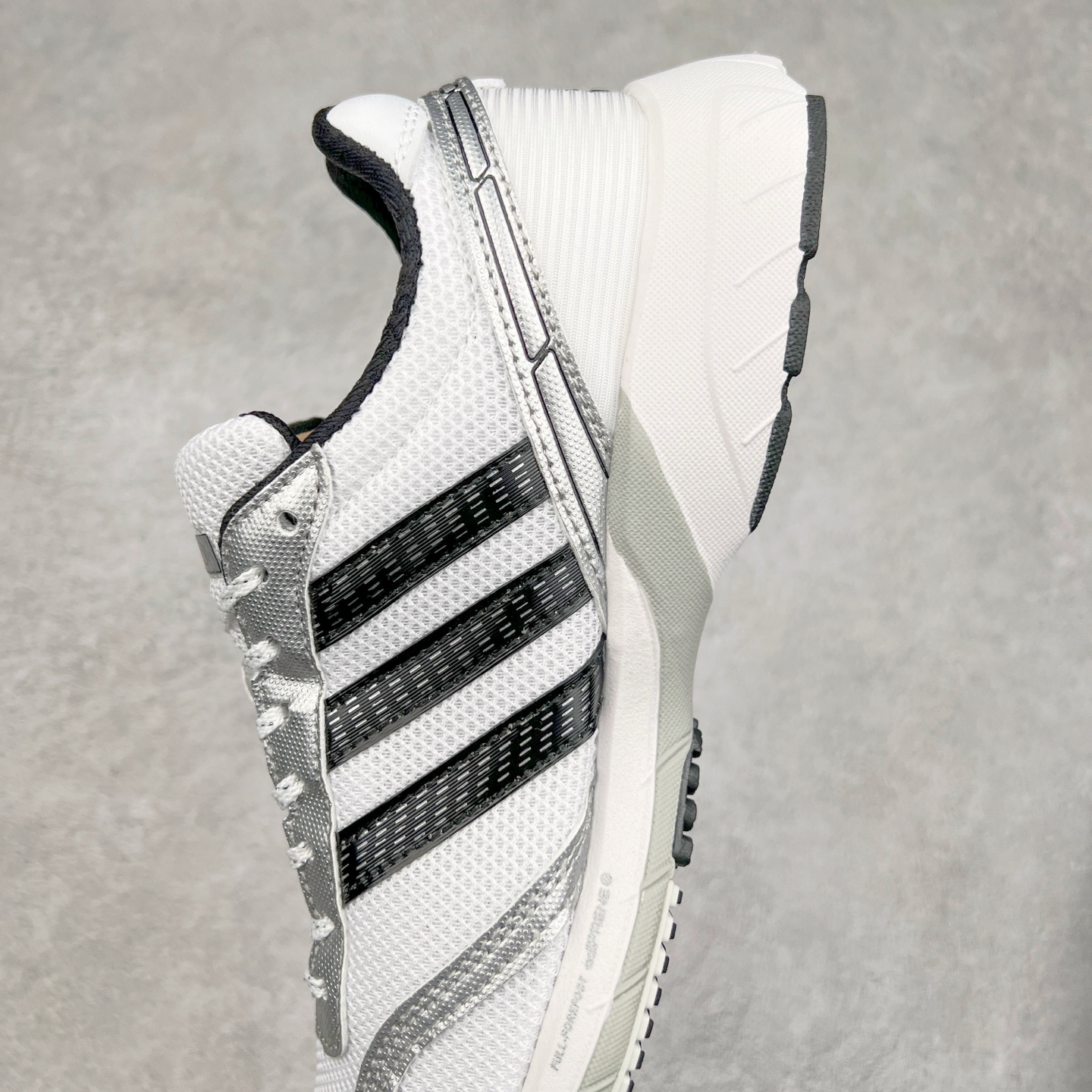 图片[7]-BAD BUNNY x AD Originals ADIZERO SL 72 联名柔软舒适防滑耐磨低帮生活休闲鞋 此番 Bad Bunny 和 adidas 以 Adizero SL 72 为蓝本，推出 3 款不同配色，设计灵感汲取自复古跑鞋 SL 72 ，将经典元素与现代风尚相融合，打造出别具一格的鞋履。鞋面采用多层次叠加设计，很有层次感，吸引人。选用华夫格网、绒面革、皮革和灯芯绒等优质材料。鞋身上的 “ Para Bad Bunny ”中足标识与双阿迪达斯标志，彰显了双方的合作身份。搭载 Adizero 泡棉中底，确保卓越的舒适性与性能表现。尺码：36 36.5 37.5 38 38.5 39 40 40.5 41 42 42.5 43 44 44.5 45-选品中心