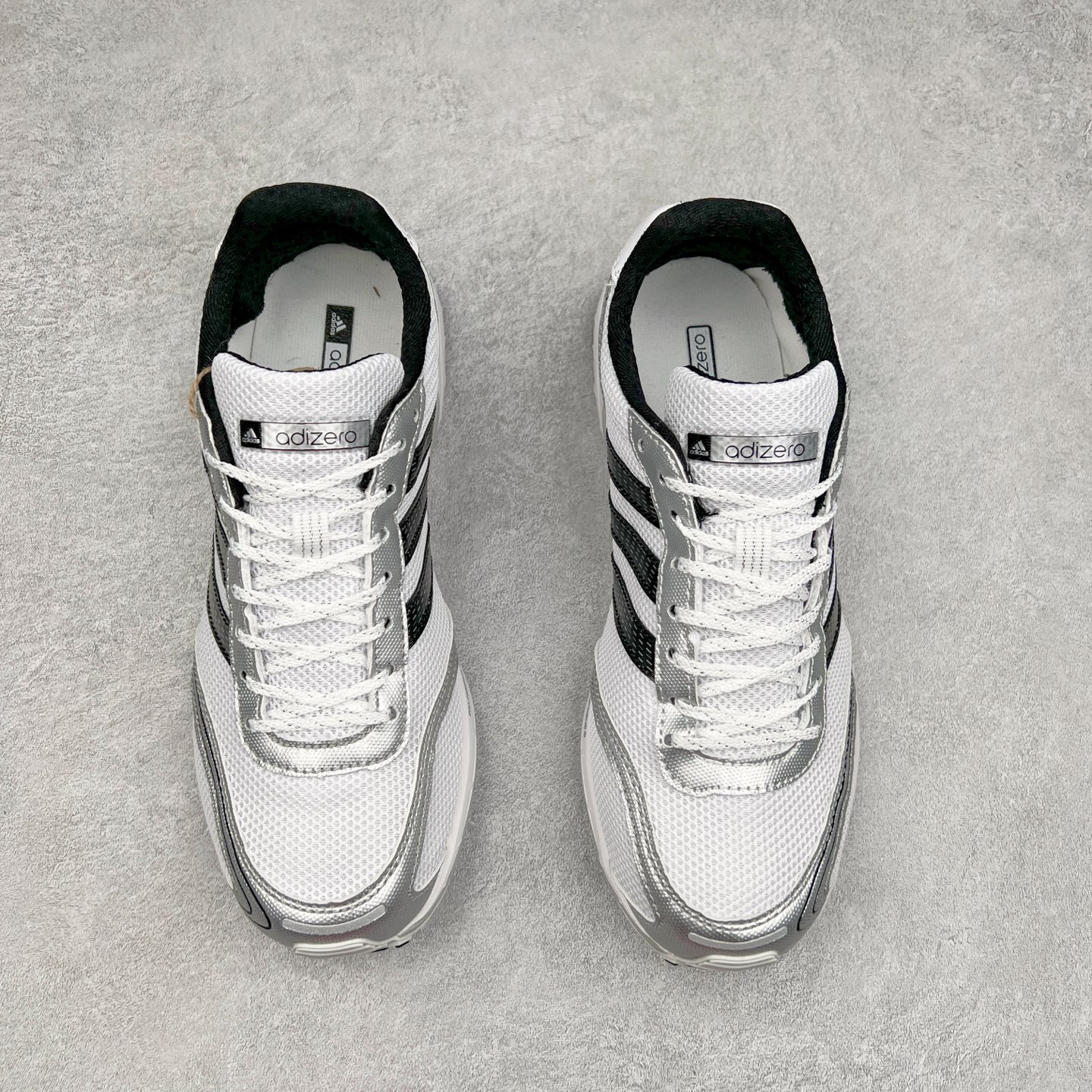 图片[2]-BAD BUNNY x AD Originals ADIZERO SL 72 联名柔软舒适防滑耐磨低帮生活休闲鞋 此番 Bad Bunny 和 adidas 以 Adizero SL 72 为蓝本，推出 3 款不同配色，设计灵感汲取自复古跑鞋 SL 72 ，将经典元素与现代风尚相融合，打造出别具一格的鞋履。鞋面采用多层次叠加设计，很有层次感，吸引人。选用华夫格网、绒面革、皮革和灯芯绒等优质材料。鞋身上的 “ Para Bad Bunny ”中足标识与双阿迪达斯标志，彰显了双方的合作身份。搭载 Adizero 泡棉中底，确保卓越的舒适性与性能表现。尺码：36 36.5 37.5 38 38.5 39 40 40.5 41 42 42.5 43 44 44.5 45-选品中心