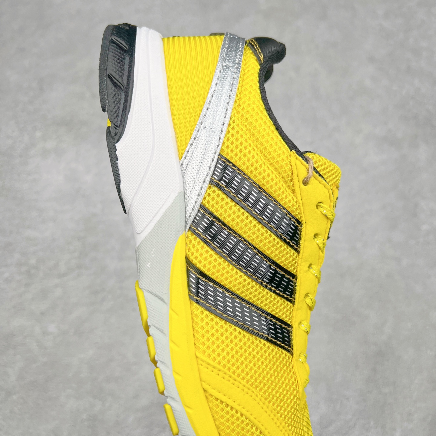 图片[6]-BAD BUNNY x AD Originals ADIZERO SL 72 联名柔软舒适防滑耐磨低帮生活休闲鞋 此番 Bad Bunny 和 adidas 以 Adizero SL 72 为蓝本，推出 3 款不同配色，设计灵感汲取自复古跑鞋 SL 72 ，将经典元素与现代风尚相融合，打造出别具一格的鞋履。鞋面采用多层次叠加设计，很有层次感，吸引人。选用华夫格网、绒面革、皮革和灯芯绒等优质材料。鞋身上的 “ Para Bad Bunny ”中足标识与双阿迪达斯标志，彰显了双方的合作身份。搭载 Adizero 泡棉中底，确保卓越的舒适性与性能表现。尺码：36 36.5 37.5 38 38.5 39 40 40.5 41 42 42.5 43 44 44.5 45-选品中心