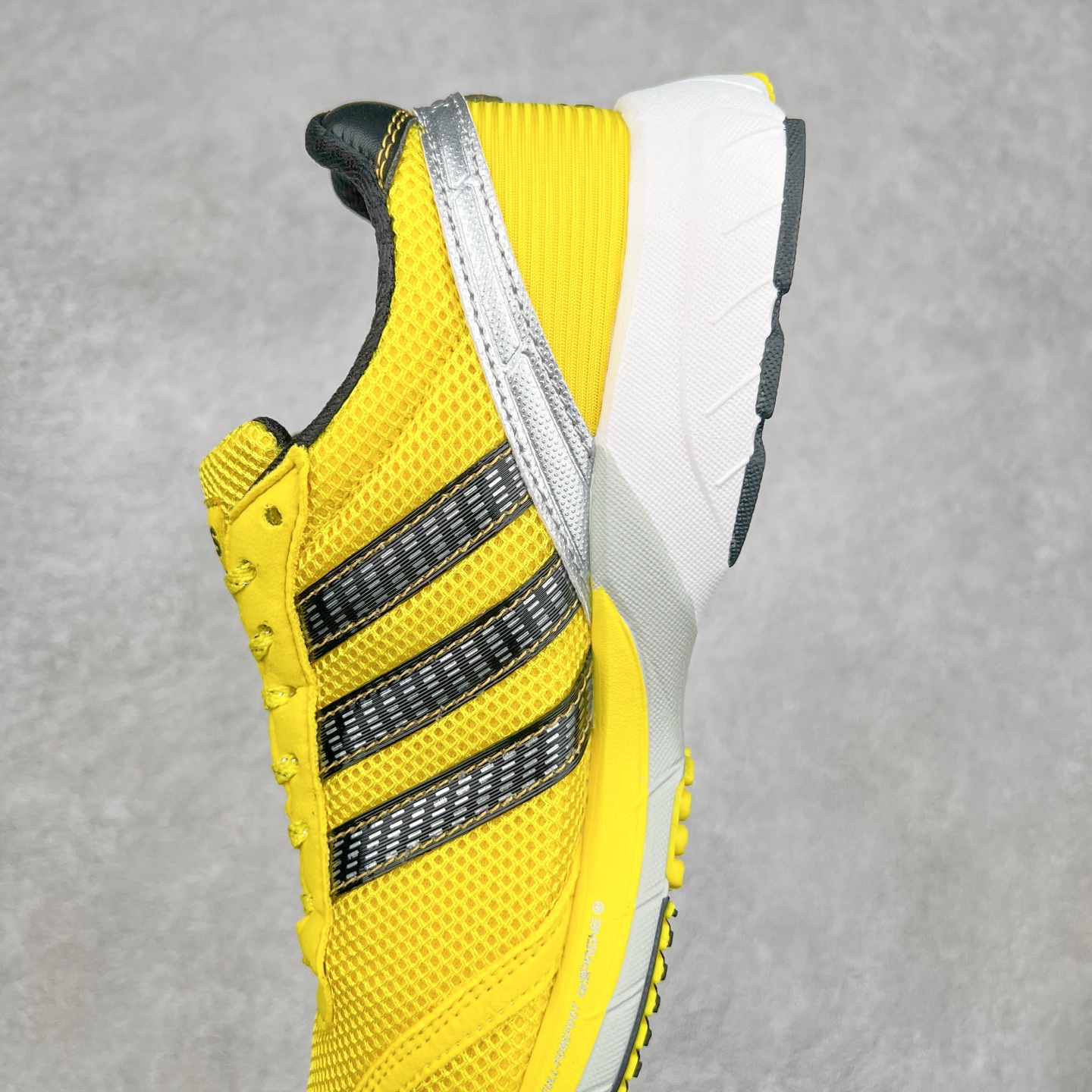 图片[7]-BAD BUNNY x AD Originals ADIZERO SL 72 联名柔软舒适防滑耐磨低帮生活休闲鞋 此番 Bad Bunny 和 adidas 以 Adizero SL 72 为蓝本，推出 3 款不同配色，设计灵感汲取自复古跑鞋 SL 72 ，将经典元素与现代风尚相融合，打造出别具一格的鞋履。鞋面采用多层次叠加设计，很有层次感，吸引人。选用华夫格网、绒面革、皮革和灯芯绒等优质材料。鞋身上的 “ Para Bad Bunny ”中足标识与双阿迪达斯标志，彰显了双方的合作身份。搭载 Adizero 泡棉中底，确保卓越的舒适性与性能表现。尺码：36 36.5 37.5 38 38.5 39 40 40.5 41 42 42.5 43 44 44.5 45-选品中心