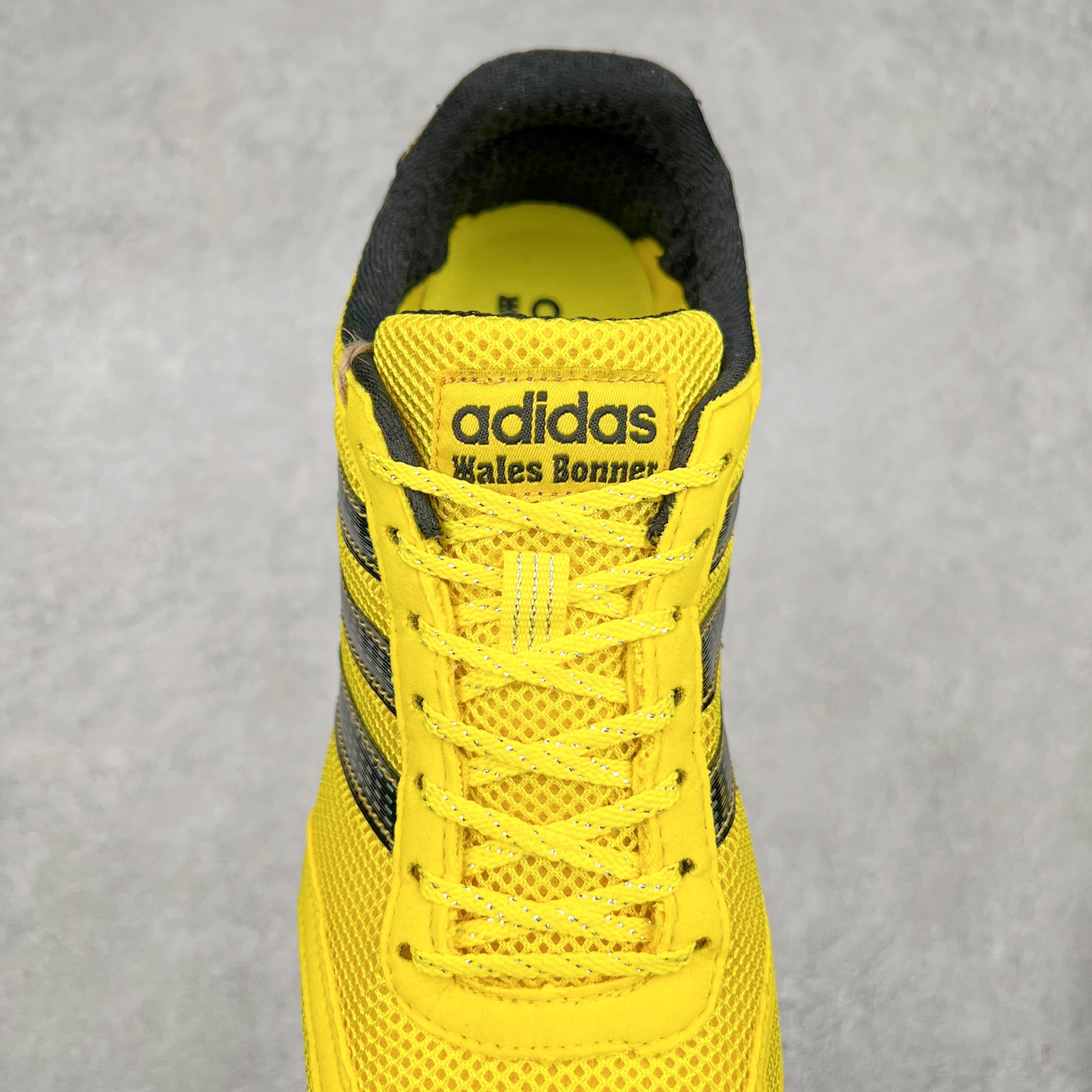 图片[5]-BAD BUNNY x AD Originals ADIZERO SL 72 联名柔软舒适防滑耐磨低帮生活休闲鞋 此番 Bad Bunny 和 adidas 以 Adizero SL 72 为蓝本，推出 3 款不同配色，设计灵感汲取自复古跑鞋 SL 72 ，将经典元素与现代风尚相融合，打造出别具一格的鞋履。鞋面采用多层次叠加设计，很有层次感，吸引人。选用华夫格网、绒面革、皮革和灯芯绒等优质材料。鞋身上的 “ Para Bad Bunny ”中足标识与双阿迪达斯标志，彰显了双方的合作身份。搭载 Adizero 泡棉中底，确保卓越的舒适性与性能表现。尺码：36 36.5 37.5 38 38.5 39 40 40.5 41 42 42.5 43 44 44.5 45-选品中心