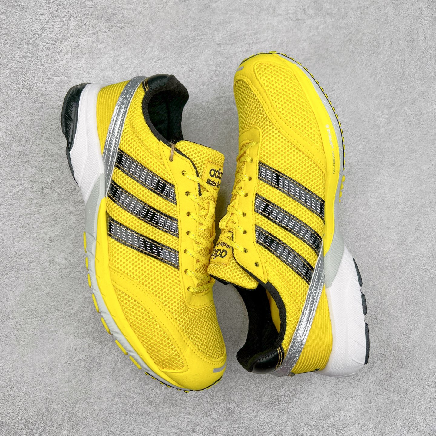 图片[3]-BAD BUNNY x AD Originals ADIZERO SL 72 联名柔软舒适防滑耐磨低帮生活休闲鞋 此番 Bad Bunny 和 adidas 以 Adizero SL 72 为蓝本，推出 3 款不同配色，设计灵感汲取自复古跑鞋 SL 72 ，将经典元素与现代风尚相融合，打造出别具一格的鞋履。鞋面采用多层次叠加设计，很有层次感，吸引人。选用华夫格网、绒面革、皮革和灯芯绒等优质材料。鞋身上的 “ Para Bad Bunny ”中足标识与双阿迪达斯标志，彰显了双方的合作身份。搭载 Adizero 泡棉中底，确保卓越的舒适性与性能表现。尺码：36 36.5 37.5 38 38.5 39 40 40.5 41 42 42.5 43 44 44.5 45-选品中心