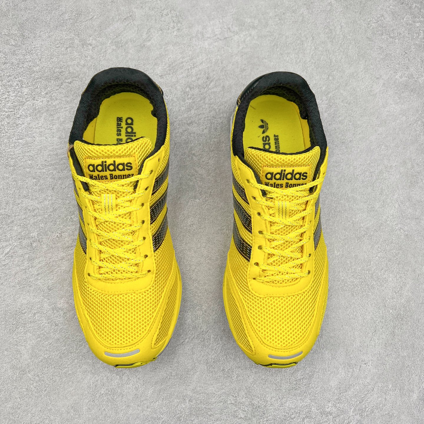 图片[2]-BAD BUNNY x AD Originals ADIZERO SL 72 联名柔软舒适防滑耐磨低帮生活休闲鞋 此番 Bad Bunny 和 adidas 以 Adizero SL 72 为蓝本，推出 3 款不同配色，设计灵感汲取自复古跑鞋 SL 72 ，将经典元素与现代风尚相融合，打造出别具一格的鞋履。鞋面采用多层次叠加设计，很有层次感，吸引人。选用华夫格网、绒面革、皮革和灯芯绒等优质材料。鞋身上的 “ Para Bad Bunny ”中足标识与双阿迪达斯标志，彰显了双方的合作身份。搭载 Adizero 泡棉中底，确保卓越的舒适性与性能表现。尺码：36 36.5 37.5 38 38.5 39 40 40.5 41 42 42.5 43 44 44.5 45-选品中心