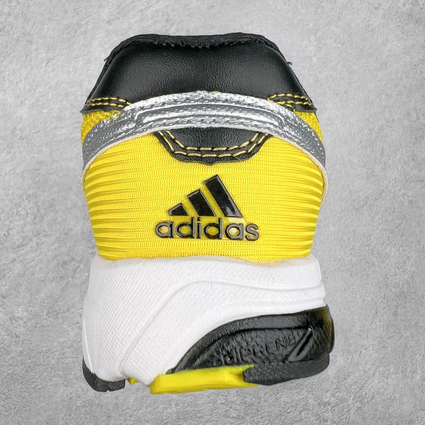 图片[8]-BAD BUNNY x AD Originals ADIZERO SL 72 联名柔软舒适防滑耐磨低帮生活休闲鞋 此番 Bad Bunny 和 adidas 以 Adizero SL 72 为蓝本，推出 3 款不同配色，设计灵感汲取自复古跑鞋 SL 72 ，将经典元素与现代风尚相融合，打造出别具一格的鞋履。鞋面采用多层次叠加设计，很有层次感，吸引人。选用华夫格网、绒面革、皮革和灯芯绒等优质材料。鞋身上的 “ Para Bad Bunny ”中足标识与双阿迪达斯标志，彰显了双方的合作身份。搭载 Adizero 泡棉中底，确保卓越的舒适性与性能表现。尺码：36 36.5 37.5 38 38.5 39 40 40.5 41 42 42.5 43 44 44.5 45-选品中心