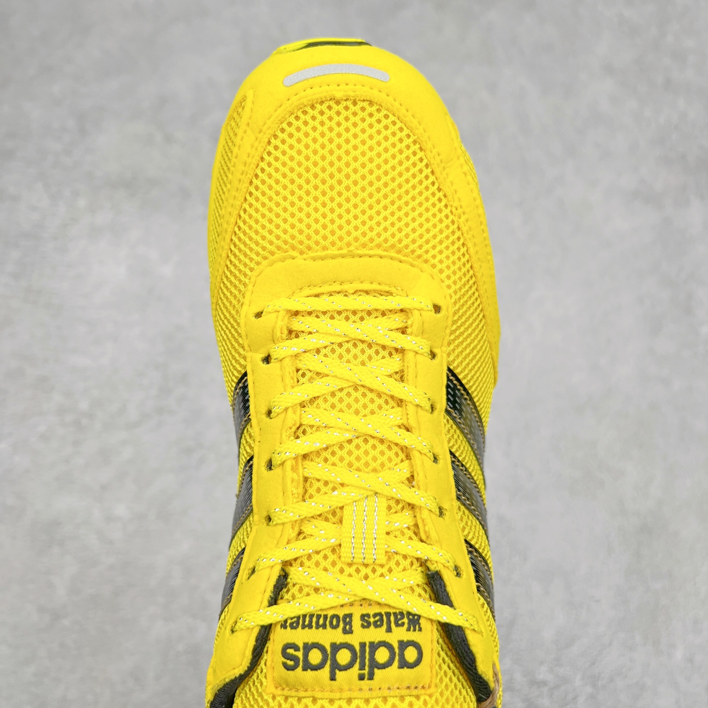 图片[4]-BAD BUNNY x AD Originals ADIZERO SL 72 联名柔软舒适防滑耐磨低帮生活休闲鞋 此番 Bad Bunny 和 adidas 以 Adizero SL 72 为蓝本，推出 3 款不同配色，设计灵感汲取自复古跑鞋 SL 72 ，将经典元素与现代风尚相融合，打造出别具一格的鞋履。鞋面采用多层次叠加设计，很有层次感，吸引人。选用华夫格网、绒面革、皮革和灯芯绒等优质材料。鞋身上的 “ Para Bad Bunny ”中足标识与双阿迪达斯标志，彰显了双方的合作身份。搭载 Adizero 泡棉中底，确保卓越的舒适性与性能表现。尺码：36 36.5 37.5 38 38.5 39 40 40.5 41 42 42.5 43 44 44.5 45-选品中心