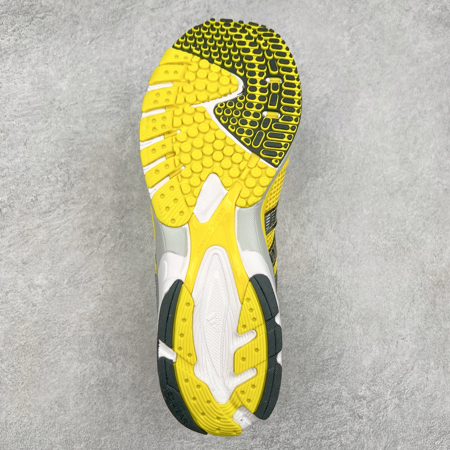 图片[9]-BAD BUNNY x AD Originals ADIZERO SL 72 联名柔软舒适防滑耐磨低帮生活休闲鞋 此番 Bad Bunny 和 adidas 以 Adizero SL 72 为蓝本，推出 3 款不同配色，设计灵感汲取自复古跑鞋 SL 72 ，将经典元素与现代风尚相融合，打造出别具一格的鞋履。鞋面采用多层次叠加设计，很有层次感，吸引人。选用华夫格网、绒面革、皮革和灯芯绒等优质材料。鞋身上的 “ Para Bad Bunny ”中足标识与双阿迪达斯标志，彰显了双方的合作身份。搭载 Adizero 泡棉中底，确保卓越的舒适性与性能表现。尺码：36 36.5 37.5 38 38.5 39 40 40.5 41 42 42.5 43 44 44.5 45-选品中心