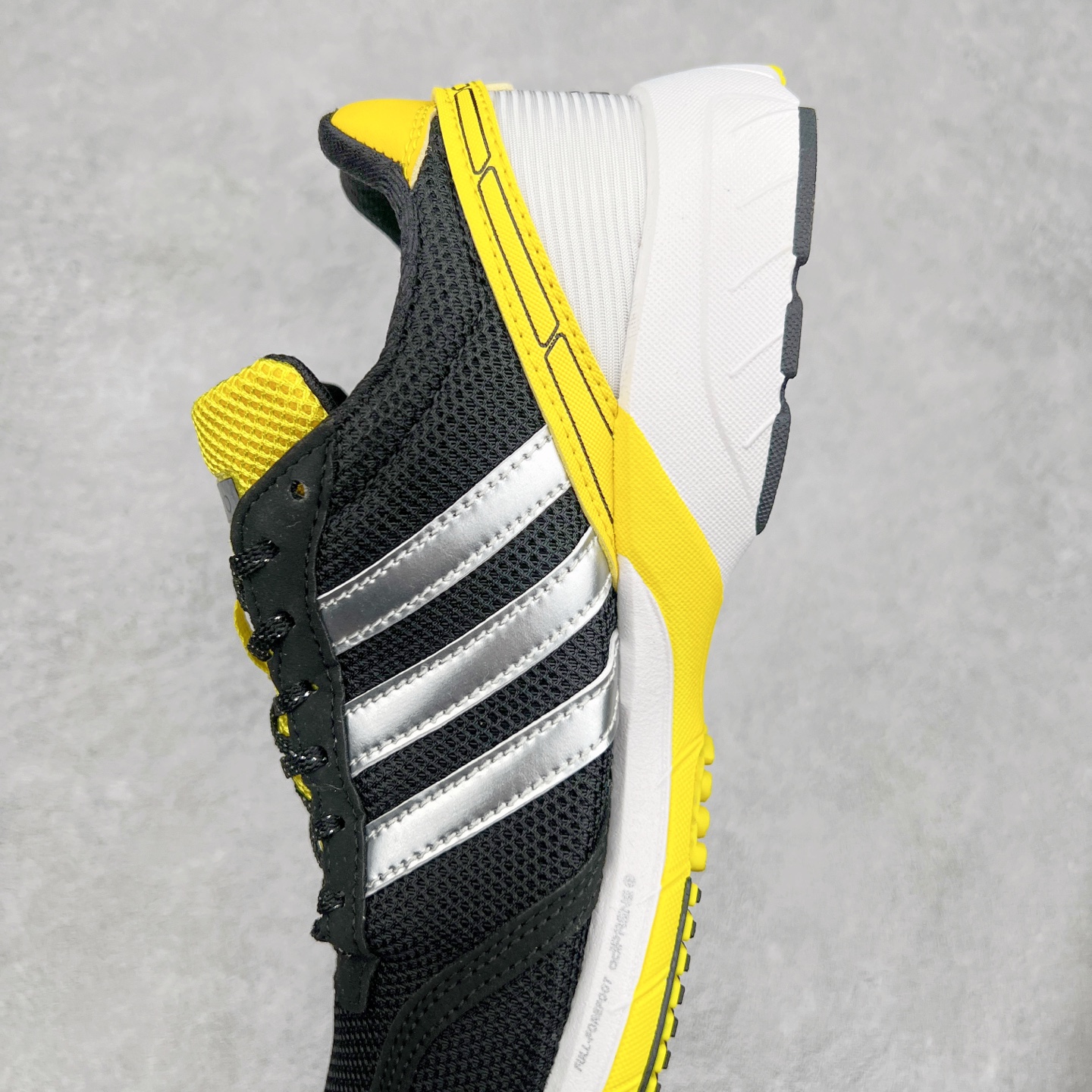 图片[7]-BAD BUNNY x AD Originals ADIZERO SL 72 联名柔软舒适防滑耐磨低帮生活休闲鞋 此番 Bad Bunny 和 adidas 以 Adizero SL 72 为蓝本，推出 3 款不同配色，设计灵感汲取自复古跑鞋 SL 72 ，将经典元素与现代风尚相融合，打造出别具一格的鞋履。鞋面采用多层次叠加设计，很有层次感，吸引人。选用华夫格网、绒面革、皮革和灯芯绒等优质材料。鞋身上的 “ Para Bad Bunny ”中足标识与双阿迪达斯标志，彰显了双方的合作身份。搭载 Adizero 泡棉中底，确保卓越的舒适性与性能表现。尺码：36 36.5 37.5 38 38.5 39 40 40.5 41 42 42.5 43 44 44.5 45-选品中心