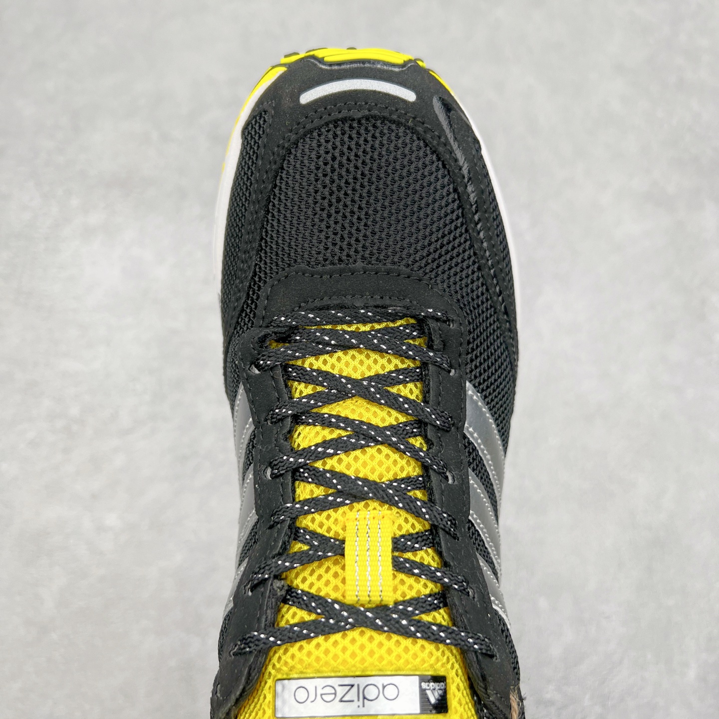 图片[4]-BAD BUNNY x AD Originals ADIZERO SL 72 联名柔软舒适防滑耐磨低帮生活休闲鞋 此番 Bad Bunny 和 adidas 以 Adizero SL 72 为蓝本，推出 3 款不同配色，设计灵感汲取自复古跑鞋 SL 72 ，将经典元素与现代风尚相融合，打造出别具一格的鞋履。鞋面采用多层次叠加设计，很有层次感，吸引人。选用华夫格网、绒面革、皮革和灯芯绒等优质材料。鞋身上的 “ Para Bad Bunny ”中足标识与双阿迪达斯标志，彰显了双方的合作身份。搭载 Adizero 泡棉中底，确保卓越的舒适性与性能表现。尺码：36 36.5 37.5 38 38.5 39 40 40.5 41 42 42.5 43 44 44.5 45-选品中心