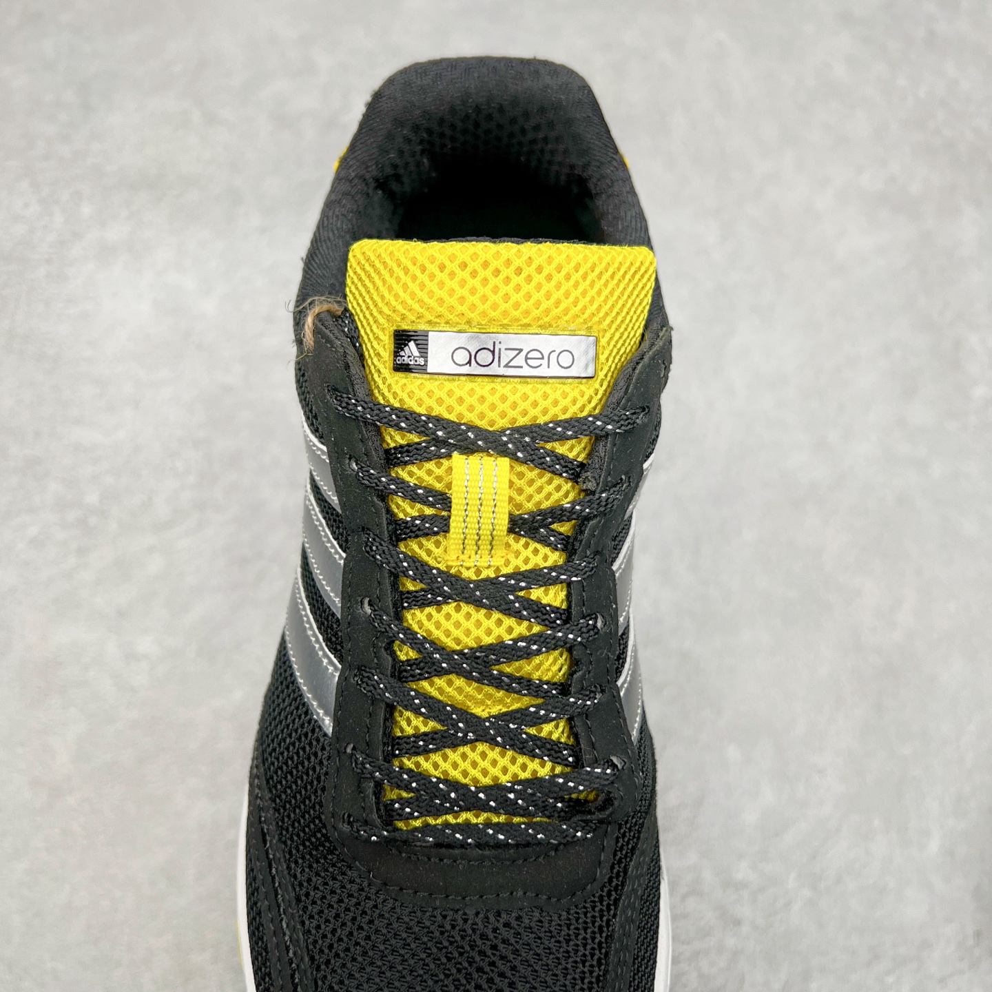 图片[5]-BAD BUNNY x AD Originals ADIZERO SL 72 联名柔软舒适防滑耐磨低帮生活休闲鞋 此番 Bad Bunny 和 adidas 以 Adizero SL 72 为蓝本，推出 3 款不同配色，设计灵感汲取自复古跑鞋 SL 72 ，将经典元素与现代风尚相融合，打造出别具一格的鞋履。鞋面采用多层次叠加设计，很有层次感，吸引人。选用华夫格网、绒面革、皮革和灯芯绒等优质材料。鞋身上的 “ Para Bad Bunny ”中足标识与双阿迪达斯标志，彰显了双方的合作身份。搭载 Adizero 泡棉中底，确保卓越的舒适性与性能表现。尺码：36 36.5 37.5 38 38.5 39 40 40.5 41 42 42.5 43 44 44.5 45-选品中心