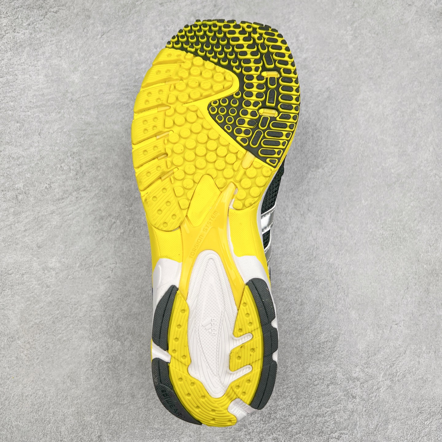 图片[9]-BAD BUNNY x AD Originals ADIZERO SL 72 联名柔软舒适防滑耐磨低帮生活休闲鞋 此番 Bad Bunny 和 adidas 以 Adizero SL 72 为蓝本，推出 3 款不同配色，设计灵感汲取自复古跑鞋 SL 72 ，将经典元素与现代风尚相融合，打造出别具一格的鞋履。鞋面采用多层次叠加设计，很有层次感，吸引人。选用华夫格网、绒面革、皮革和灯芯绒等优质材料。鞋身上的 “ Para Bad Bunny ”中足标识与双阿迪达斯标志，彰显了双方的合作身份。搭载 Adizero 泡棉中底，确保卓越的舒适性与性能表现。尺码：36 36.5 37.5 38 38.5 39 40 40.5 41 42 42.5 43 44 44.5 45-选品中心