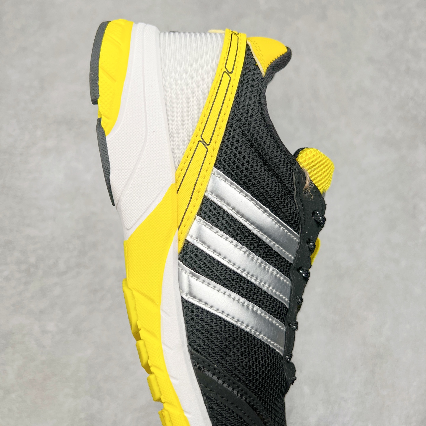 图片[6]-BAD BUNNY x AD Originals ADIZERO SL 72 联名柔软舒适防滑耐磨低帮生活休闲鞋 此番 Bad Bunny 和 adidas 以 Adizero SL 72 为蓝本，推出 3 款不同配色，设计灵感汲取自复古跑鞋 SL 72 ，将经典元素与现代风尚相融合，打造出别具一格的鞋履。鞋面采用多层次叠加设计，很有层次感，吸引人。选用华夫格网、绒面革、皮革和灯芯绒等优质材料。鞋身上的 “ Para Bad Bunny ”中足标识与双阿迪达斯标志，彰显了双方的合作身份。搭载 Adizero 泡棉中底，确保卓越的舒适性与性能表现。尺码：36 36.5 37.5 38 38.5 39 40 40.5 41 42 42.5 43 44 44.5 45-选品中心