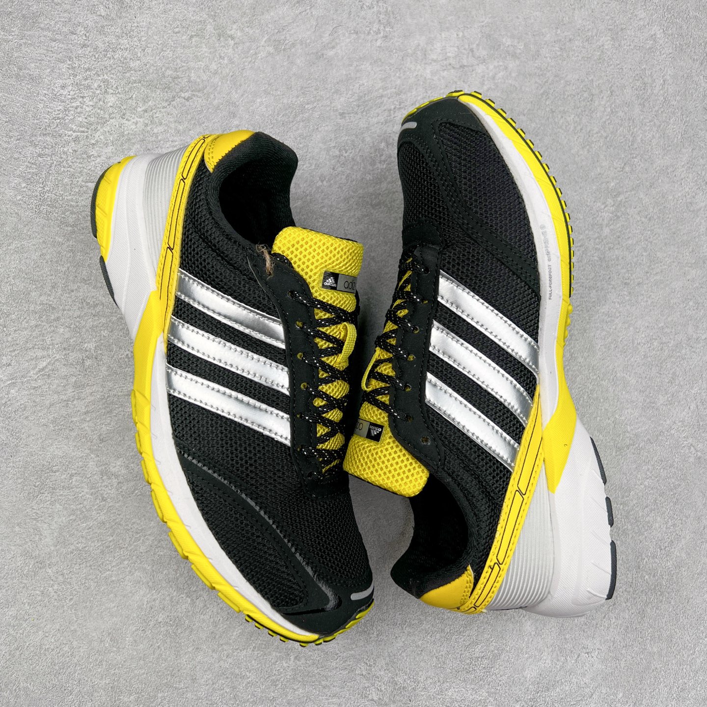 图片[3]-BAD BUNNY x AD Originals ADIZERO SL 72 联名柔软舒适防滑耐磨低帮生活休闲鞋 此番 Bad Bunny 和 adidas 以 Adizero SL 72 为蓝本，推出 3 款不同配色，设计灵感汲取自复古跑鞋 SL 72 ，将经典元素与现代风尚相融合，打造出别具一格的鞋履。鞋面采用多层次叠加设计，很有层次感，吸引人。选用华夫格网、绒面革、皮革和灯芯绒等优质材料。鞋身上的 “ Para Bad Bunny ”中足标识与双阿迪达斯标志，彰显了双方的合作身份。搭载 Adizero 泡棉中底，确保卓越的舒适性与性能表现。尺码：36 36.5 37.5 38 38.5 39 40 40.5 41 42 42.5 43 44 44.5 45-选品中心