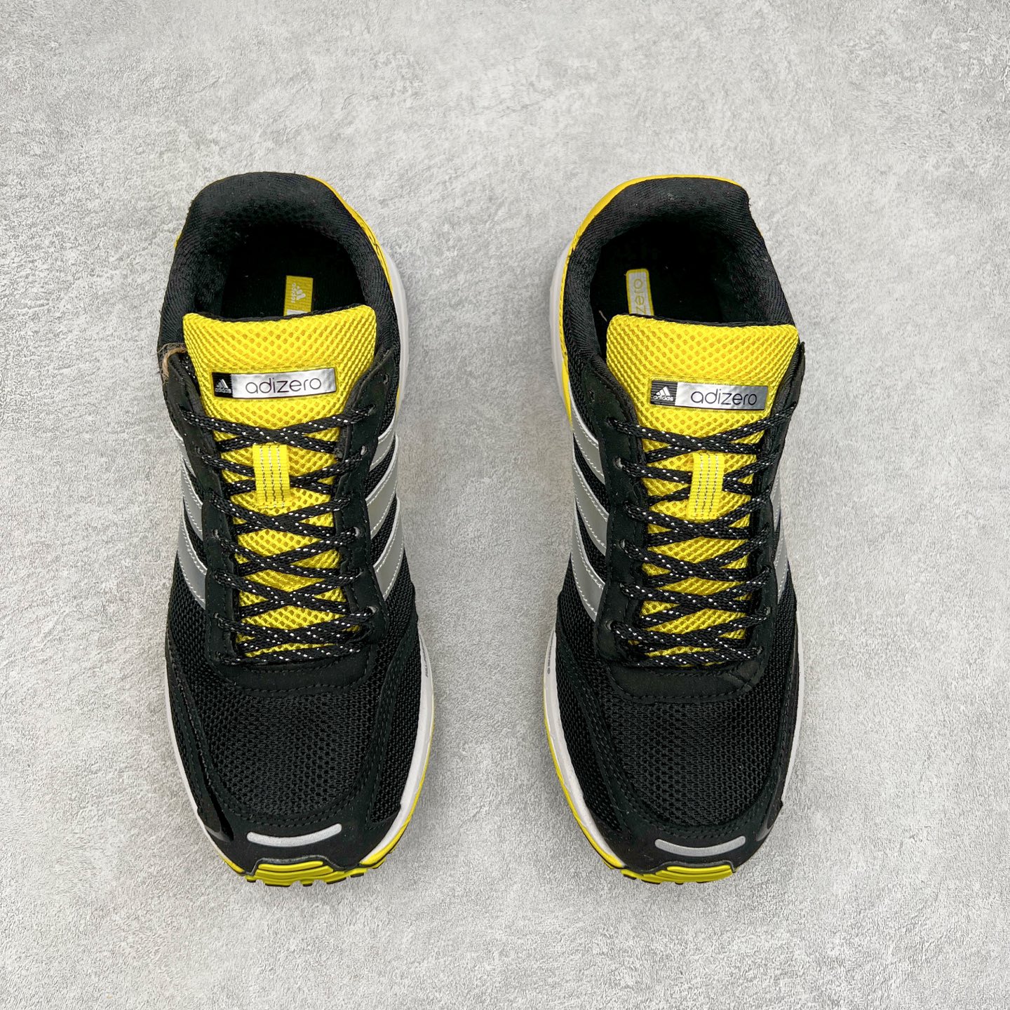 图片[2]-BAD BUNNY x AD Originals ADIZERO SL 72 联名柔软舒适防滑耐磨低帮生活休闲鞋 此番 Bad Bunny 和 adidas 以 Adizero SL 72 为蓝本，推出 3 款不同配色，设计灵感汲取自复古跑鞋 SL 72 ，将经典元素与现代风尚相融合，打造出别具一格的鞋履。鞋面采用多层次叠加设计，很有层次感，吸引人。选用华夫格网、绒面革、皮革和灯芯绒等优质材料。鞋身上的 “ Para Bad Bunny ”中足标识与双阿迪达斯标志，彰显了双方的合作身份。搭载 Adizero 泡棉中底，确保卓越的舒适性与性能表现。尺码：36 36.5 37.5 38 38.5 39 40 40.5 41 42 42.5 43 44 44.5 45-选品中心