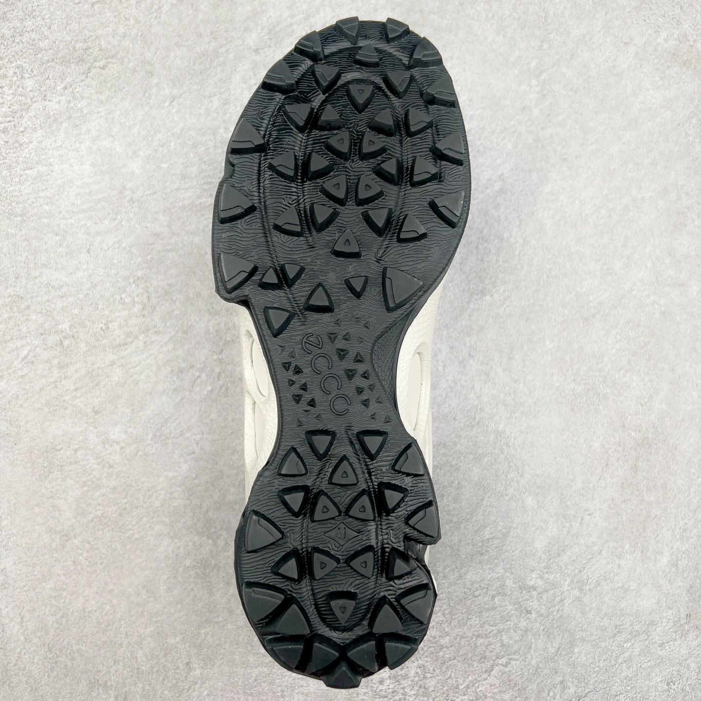 图片[9]-ECCO爱步男士15周年 运动休闲鞋 轻便缓震跑步鞋 健步BIOMC 市面最高版本 甄选优质皮面搭配纺织衬里，脚感柔软舒适，透气不闷脚 鞋舌及鞋垫上的周年LOGO设计 纪念属于BIOM的15载生机之旅 自然律动科技，符合人体工学鞋楦，贴近足部天然形态 直接注塑工艺连接鞋面与鞋底，一体成型，合脚稳固 橡胶外底适应多种形态，抓地耐磨，稳定支撑 都市探索 步履悠然 尺码：39 40 41 42 43 44 （正常码）-选品中心