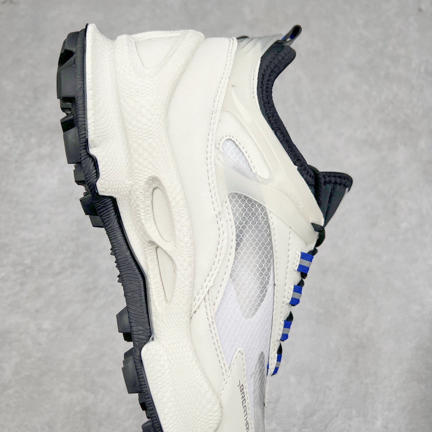 图片[6]-ECCO爱步男士15周年 运动休闲鞋 轻便缓震跑步鞋 健步BIOMC 市面最高版本 甄选优质皮面搭配纺织衬里，脚感柔软舒适，透气不闷脚 鞋舌及鞋垫上的周年LOGO设计 纪念属于BIOM的15载生机之旅 自然律动科技，符合人体工学鞋楦，贴近足部天然形态 直接注塑工艺连接鞋面与鞋底，一体成型，合脚稳固 橡胶外底适应多种形态，抓地耐磨，稳定支撑 都市探索 步履悠然 尺码：39 40 41 42 43 44 （正常码）-选品中心