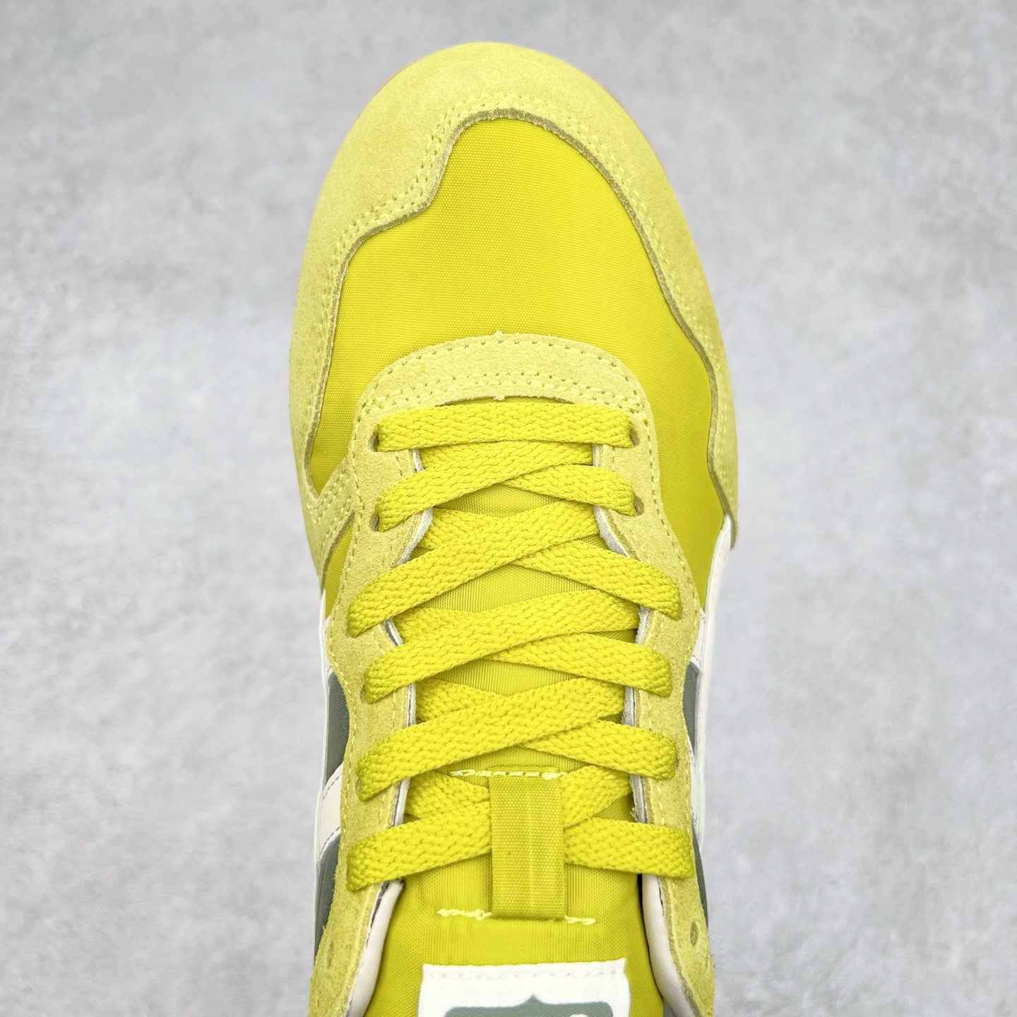 图片[4]-Onitsuka 鬼冢虎 Serrano系列 潮流舒适轻便生活休闲鞋 上架实拍鞋面采用翻毛皮和牛津布面设计制作，透气性好，包裹感很强。鞋底采用防滑耐磨橡胶大底，脚感轻便舒适。鞋掌做了加宽处理，穿着更加舒适。尺码：36 37 37.5 38 39 39.5 40 40.5 41.5 42 42.5 43.5 44 45-选品中心