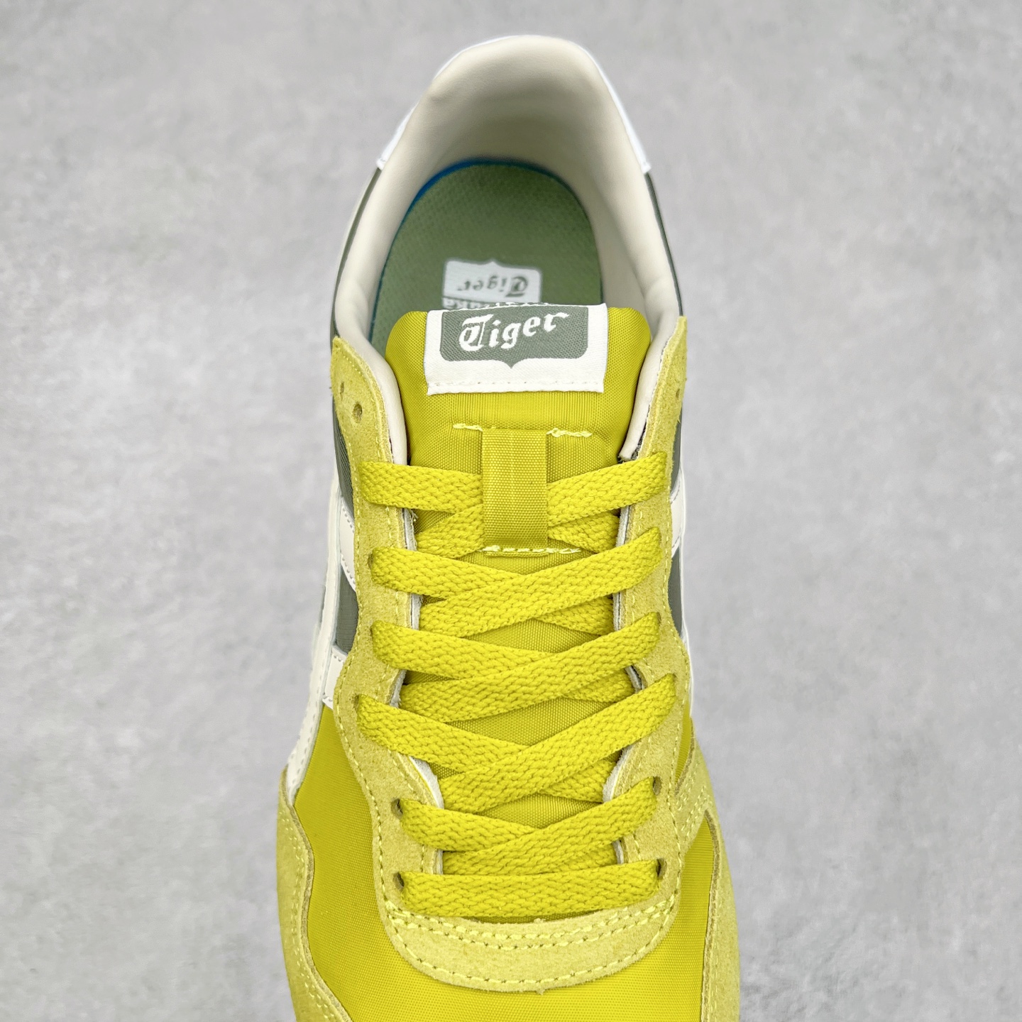 图片[5]-Onitsuka 鬼冢虎 Serrano系列 潮流舒适轻便生活休闲鞋 上架实拍鞋面采用翻毛皮和牛津布面设计制作，透气性好，包裹感很强。鞋底采用防滑耐磨橡胶大底，脚感轻便舒适。鞋掌做了加宽处理，穿着更加舒适。尺码：36 37 37.5 38 39 39.5 40 40.5 41.5 42 42.5 43.5 44 45-选品中心