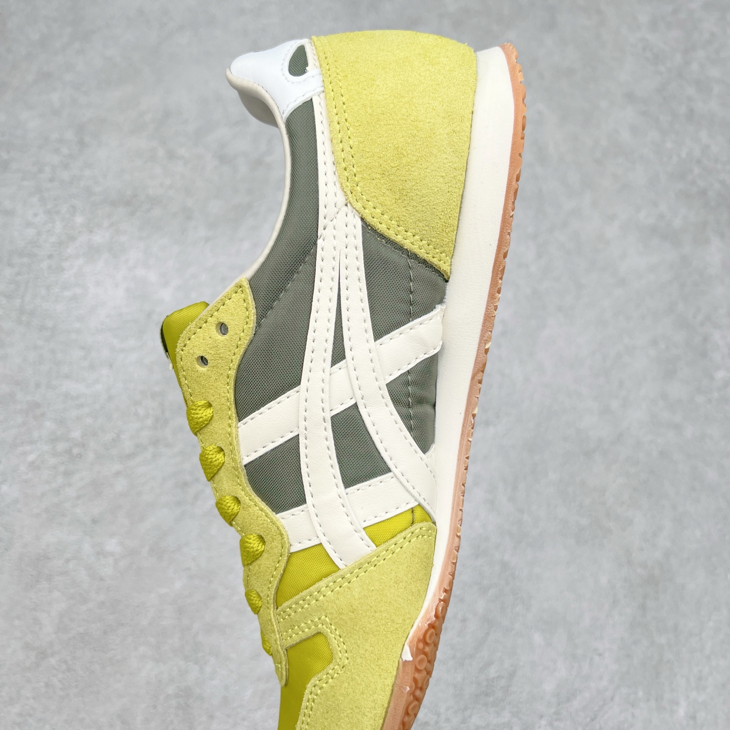 图片[7]-Onitsuka 鬼冢虎 Serrano系列 潮流舒适轻便生活休闲鞋 上架实拍鞋面采用翻毛皮和牛津布面设计制作，透气性好，包裹感很强。鞋底采用防滑耐磨橡胶大底，脚感轻便舒适。鞋掌做了加宽处理，穿着更加舒适。尺码：36 37 37.5 38 39 39.5 40 40.5 41.5 42 42.5 43.5 44 45-选品中心