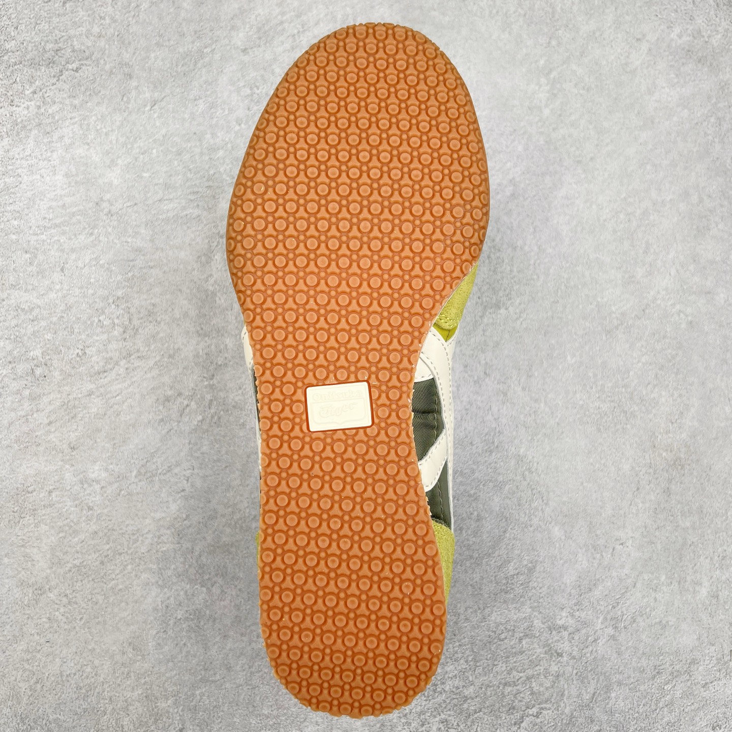 图片[9]-Onitsuka 鬼冢虎 Serrano系列 潮流舒适轻便生活休闲鞋 上架实拍鞋面采用翻毛皮和牛津布面设计制作，透气性好，包裹感很强。鞋底采用防滑耐磨橡胶大底，脚感轻便舒适。鞋掌做了加宽处理，穿着更加舒适。尺码：36 37 37.5 38 39 39.5 40 40.5 41.5 42 42.5 43.5 44 45-选品中心