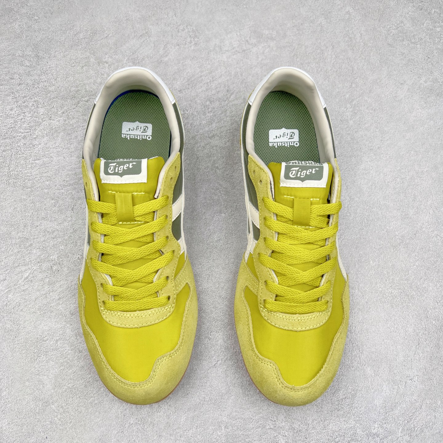 图片[2]-Onitsuka 鬼冢虎 Serrano系列 潮流舒适轻便生活休闲鞋 上架实拍鞋面采用翻毛皮和牛津布面设计制作，透气性好，包裹感很强。鞋底采用防滑耐磨橡胶大底，脚感轻便舒适。鞋掌做了加宽处理，穿着更加舒适。尺码：36 37 37.5 38 39 39.5 40 40.5 41.5 42 42.5 43.5 44 45-选品中心