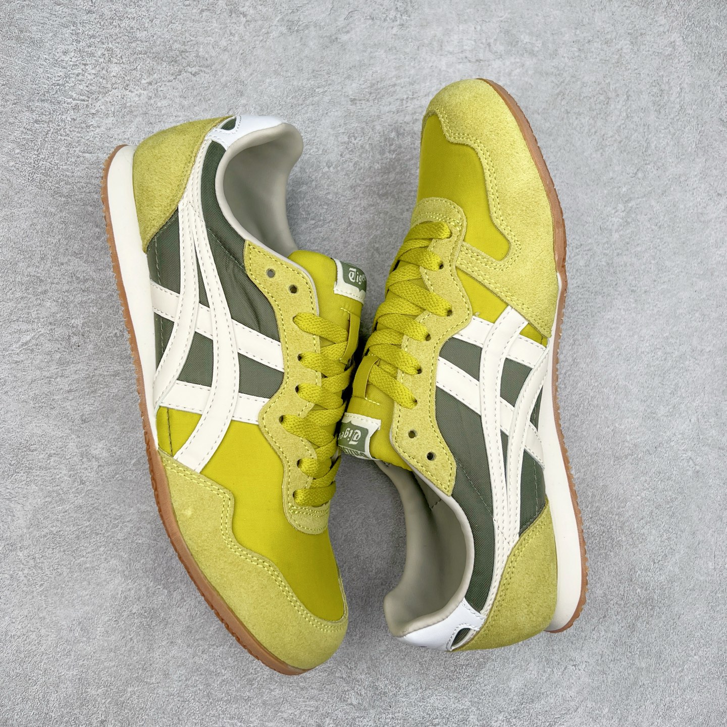 图片[3]-Onitsuka 鬼冢虎 Serrano系列 潮流舒适轻便生活休闲鞋 上架实拍鞋面采用翻毛皮和牛津布面设计制作，透气性好，包裹感很强。鞋底采用防滑耐磨橡胶大底，脚感轻便舒适。鞋掌做了加宽处理，穿着更加舒适。尺码：36 37 37.5 38 39 39.5 40 40.5 41.5 42 42.5 43.5 44 45-选品中心