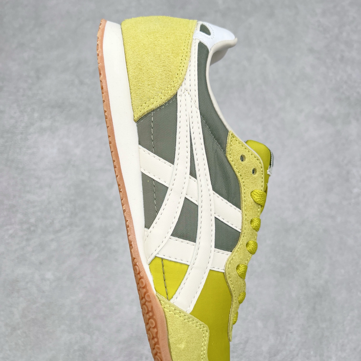 图片[6]-Onitsuka 鬼冢虎 Serrano系列 潮流舒适轻便生活休闲鞋 上架实拍鞋面采用翻毛皮和牛津布面设计制作，透气性好，包裹感很强。鞋底采用防滑耐磨橡胶大底，脚感轻便舒适。鞋掌做了加宽处理，穿着更加舒适。尺码：36 37 37.5 38 39 39.5 40 40.5 41.5 42 42.5 43.5 44 45-选品中心