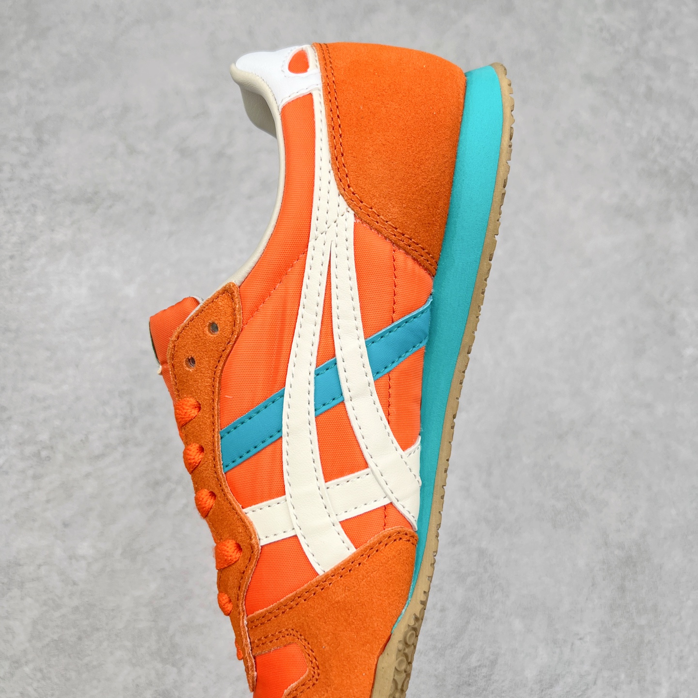 图片[7]-Onitsuka 鬼冢虎 Serrano系列 潮流舒适轻便生活休闲鞋 上架实拍鞋面采用翻毛皮和牛津布面设计制作，透气性好，包裹感很强。鞋底采用防滑耐磨橡胶大底，脚感轻便舒适。鞋掌做了加宽处理，穿着更加舒适。尺码：36 37 37.5 38 39 39.5 40 40.5 41.5 42 42.5 43.5 44 45-选品中心