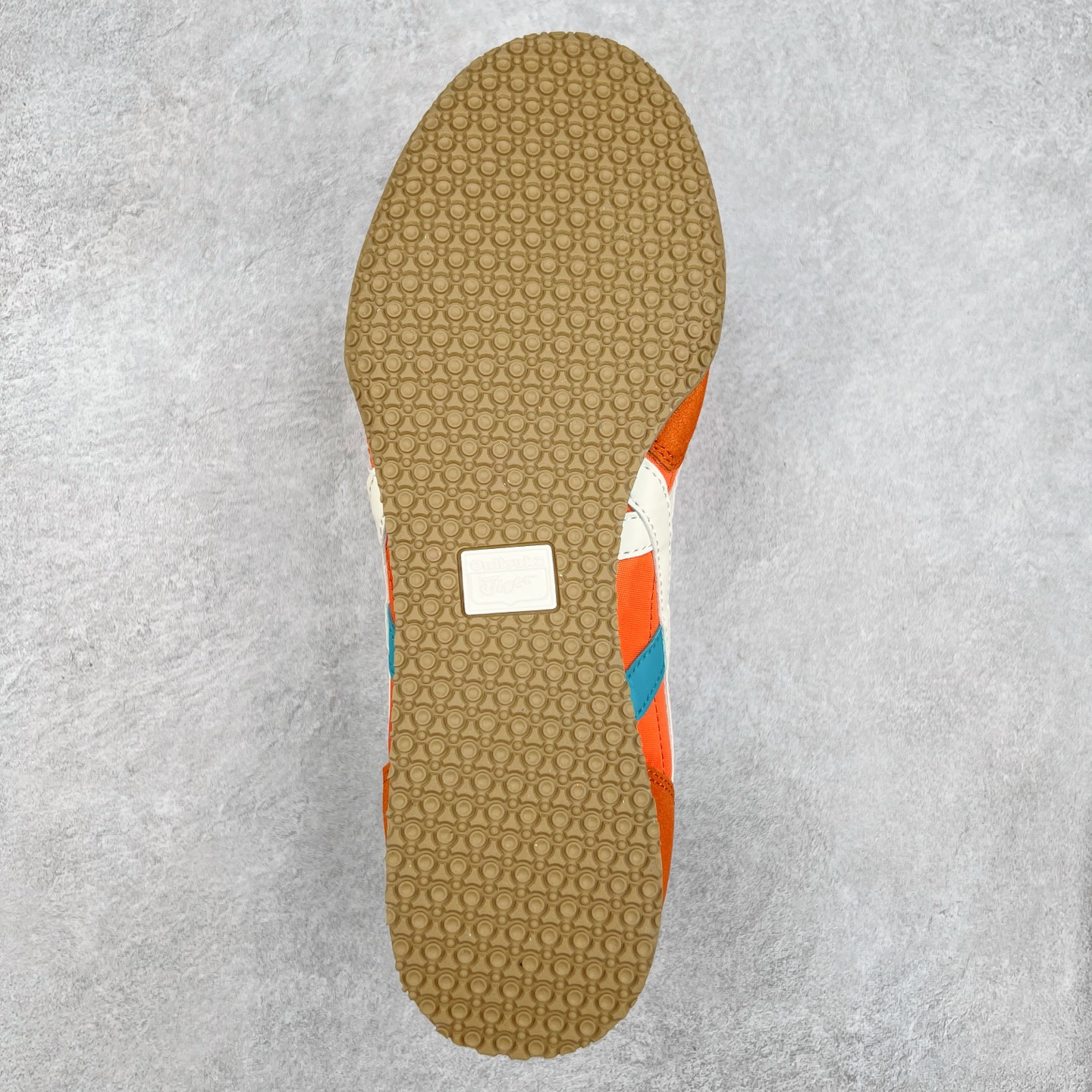 图片[9]-Onitsuka 鬼冢虎 Serrano系列 潮流舒适轻便生活休闲鞋 上架实拍鞋面采用翻毛皮和牛津布面设计制作，透气性好，包裹感很强。鞋底采用防滑耐磨橡胶大底，脚感轻便舒适。鞋掌做了加宽处理，穿着更加舒适。尺码：36 37 37.5 38 39 39.5 40 40.5 41.5 42 42.5 43.5 44 45-选品中心