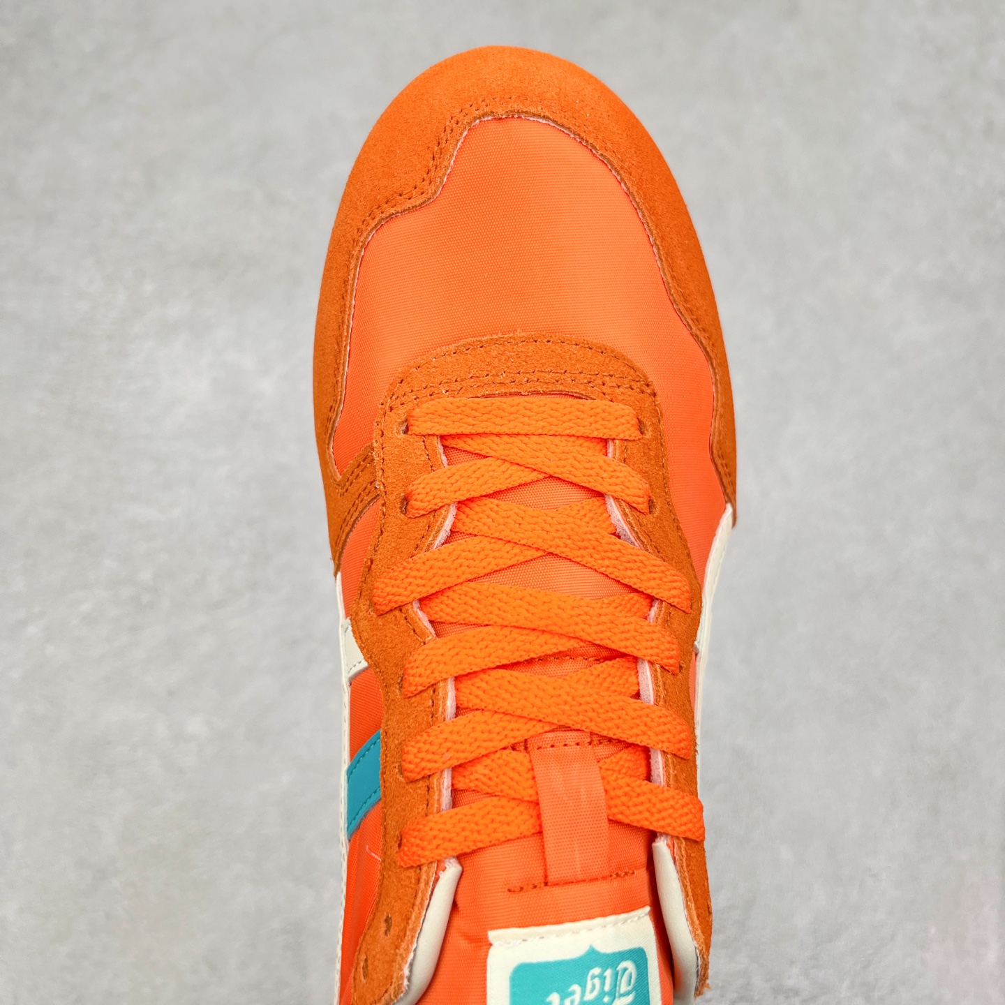 图片[4]-Onitsuka 鬼冢虎 Serrano系列 潮流舒适轻便生活休闲鞋 上架实拍鞋面采用翻毛皮和牛津布面设计制作，透气性好，包裹感很强。鞋底采用防滑耐磨橡胶大底，脚感轻便舒适。鞋掌做了加宽处理，穿着更加舒适。尺码：36 37 37.5 38 39 39.5 40 40.5 41.5 42 42.5 43.5 44 45-选品中心