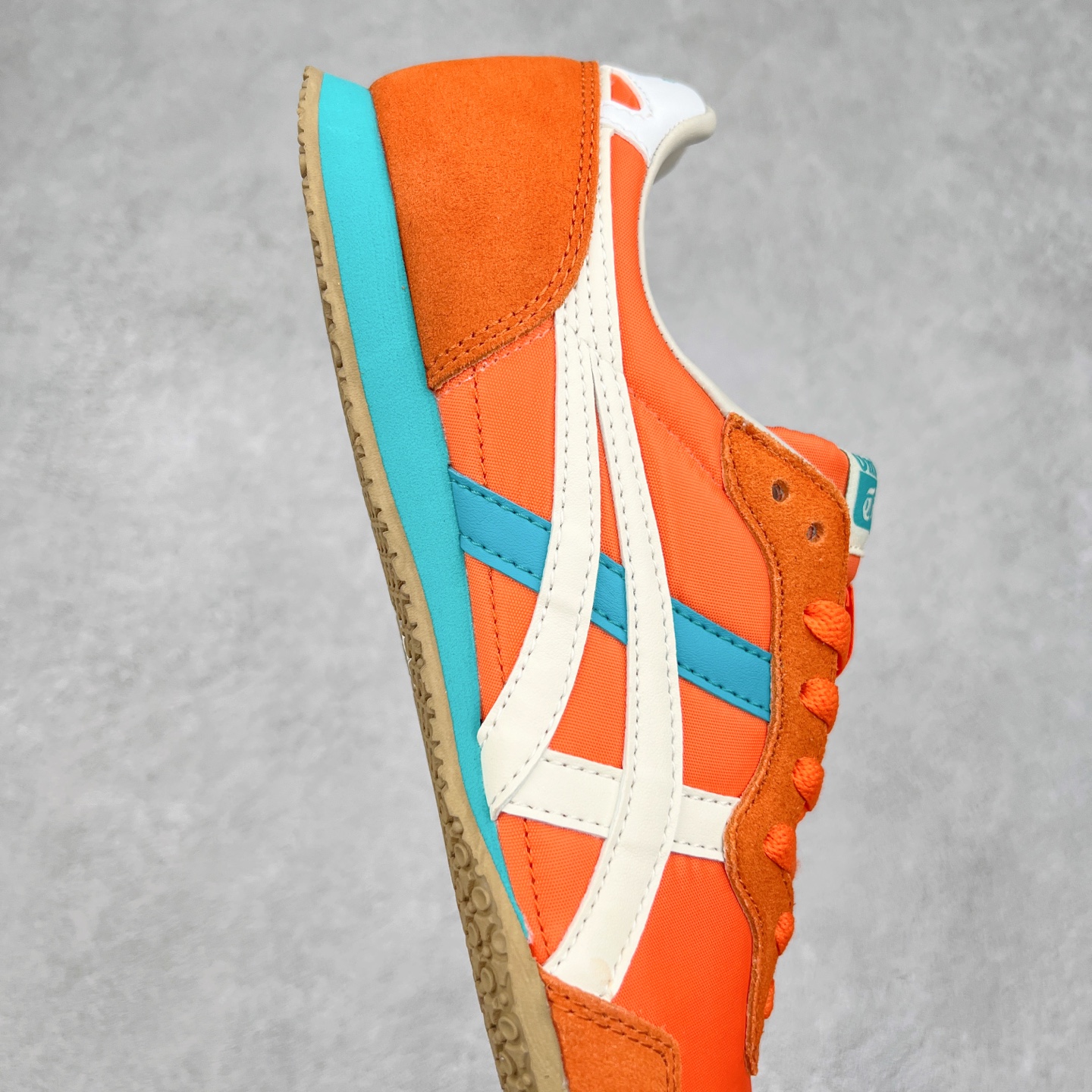 图片[6]-Onitsuka 鬼冢虎 Serrano系列 潮流舒适轻便生活休闲鞋 上架实拍鞋面采用翻毛皮和牛津布面设计制作，透气性好，包裹感很强。鞋底采用防滑耐磨橡胶大底，脚感轻便舒适。鞋掌做了加宽处理，穿着更加舒适。尺码：36 37 37.5 38 39 39.5 40 40.5 41.5 42 42.5 43.5 44 45-选品中心