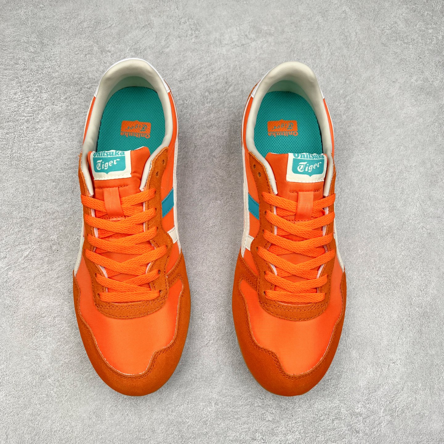 图片[2]-Onitsuka 鬼冢虎 Serrano系列 潮流舒适轻便生活休闲鞋 上架实拍鞋面采用翻毛皮和牛津布面设计制作，透气性好，包裹感很强。鞋底采用防滑耐磨橡胶大底，脚感轻便舒适。鞋掌做了加宽处理，穿着更加舒适。尺码：36 37 37.5 38 39 39.5 40 40.5 41.5 42 42.5 43.5 44 45-选品中心