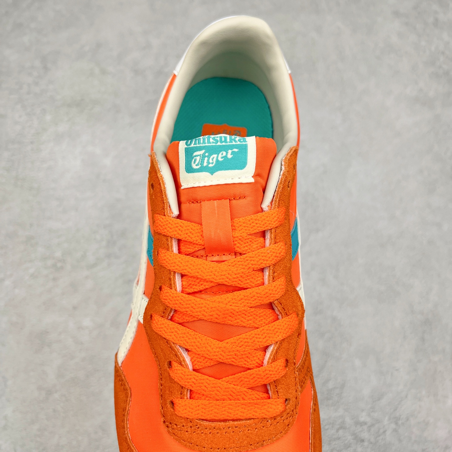 图片[5]-Onitsuka 鬼冢虎 Serrano系列 潮流舒适轻便生活休闲鞋 上架实拍鞋面采用翻毛皮和牛津布面设计制作，透气性好，包裹感很强。鞋底采用防滑耐磨橡胶大底，脚感轻便舒适。鞋掌做了加宽处理，穿着更加舒适。尺码：36 37 37.5 38 39 39.5 40 40.5 41.5 42 42.5 43.5 44 45-选品中心