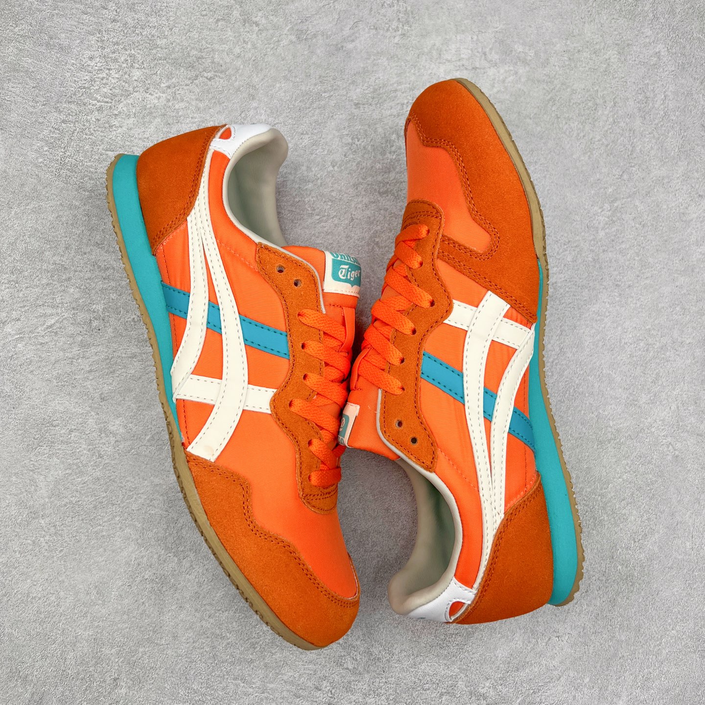 图片[3]-Onitsuka 鬼冢虎 Serrano系列 潮流舒适轻便生活休闲鞋 上架实拍鞋面采用翻毛皮和牛津布面设计制作，透气性好，包裹感很强。鞋底采用防滑耐磨橡胶大底，脚感轻便舒适。鞋掌做了加宽处理，穿着更加舒适。尺码：36 37 37.5 38 39 39.5 40 40.5 41.5 42 42.5 43.5 44 45-选品中心