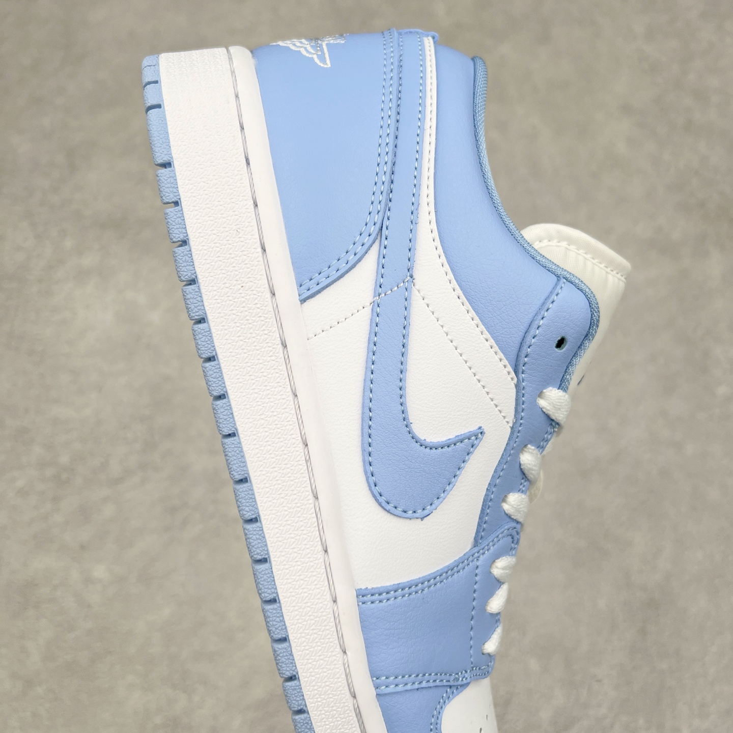 图片[6]-＃K版 Air Jordan AJ1 Low 低帮 浅蓝白 DC0774-142 全新流水线出品 DT版本唯一平替选择 市场第二梯队最强版 全部原鞋开发 原楦原纸板开发 全鞋电脑针车 原厂内置全掌气垫 原盒内在原标 唯一Zp原版鞋带绑法 免检产品 全新2022版型 全头层皮料 完美零毛边处理 原厂配置全掌气垫 价格定位良心 几十个配色陆续出货 实拍调校N版已经零色差零失真 百分百还原实物色彩所见即所得 不存在货不对板色差等低级问题 选购参考实物拍摄 不混卖不参货 只用心做好货严格选品 承诺混一赔十 尺码：36 36.5 37.5 38 38.5 39 40 40.5 41 42 42.5 43 44 44.5 45-选品中心