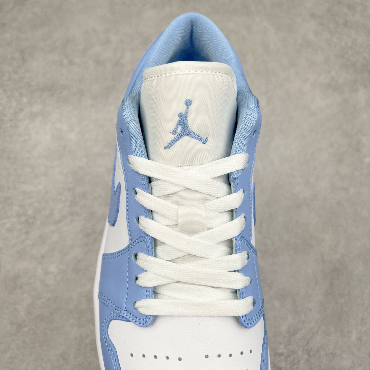 图片[5]-＃K版 Air Jordan AJ1 Low 低帮 浅蓝白 DC0774-142 全新流水线出品 DT版本唯一平替选择 市场第二梯队最强版 全部原鞋开发 原楦原纸板开发 全鞋电脑针车 原厂内置全掌气垫 原盒内在原标 唯一Zp原版鞋带绑法 免检产品 全新2022版型 全头层皮料 完美零毛边处理 原厂配置全掌气垫 价格定位良心 几十个配色陆续出货 实拍调校N版已经零色差零失真 百分百还原实物色彩所见即所得 不存在货不对板色差等低级问题 选购参考实物拍摄 不混卖不参货 只用心做好货严格选品 承诺混一赔十 尺码：36 36.5 37.5 38 38.5 39 40 40.5 41 42 42.5 43 44 44.5 45-选品中心