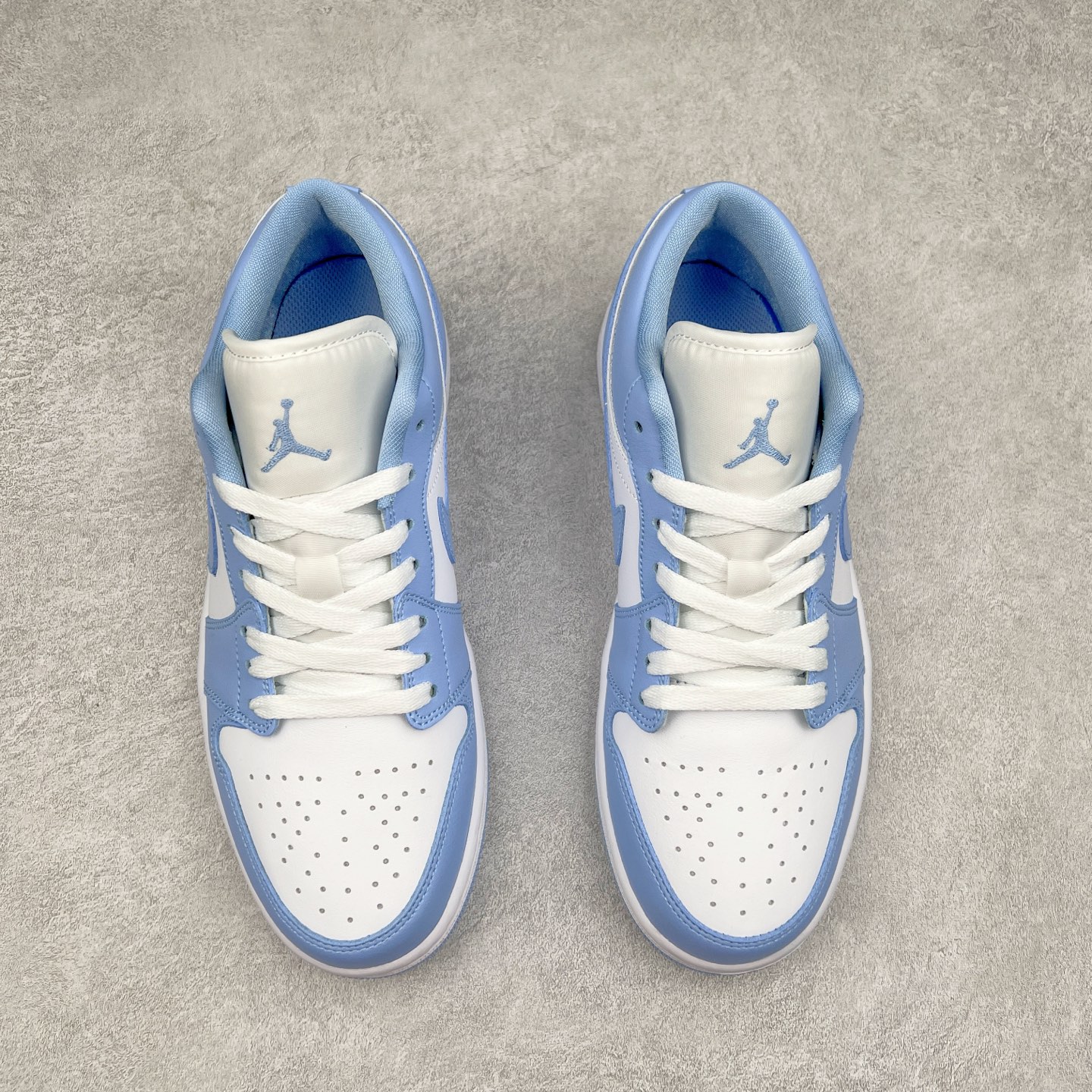 图片[2]-＃K版 Air Jordan AJ1 Low 低帮 浅蓝白 DC0774-142 全新流水线出品 DT版本唯一平替选择 市场第二梯队最强版 全部原鞋开发 原楦原纸板开发 全鞋电脑针车 原厂内置全掌气垫 原盒内在原标 唯一Zp原版鞋带绑法 免检产品 全新2022版型 全头层皮料 完美零毛边处理 原厂配置全掌气垫 价格定位良心 几十个配色陆续出货 实拍调校N版已经零色差零失真 百分百还原实物色彩所见即所得 不存在货不对板色差等低级问题 选购参考实物拍摄 不混卖不参货 只用心做好货严格选品 承诺混一赔十 尺码：36 36.5 37.5 38 38.5 39 40 40.5 41 42 42.5 43 44 44.5 45-选品中心