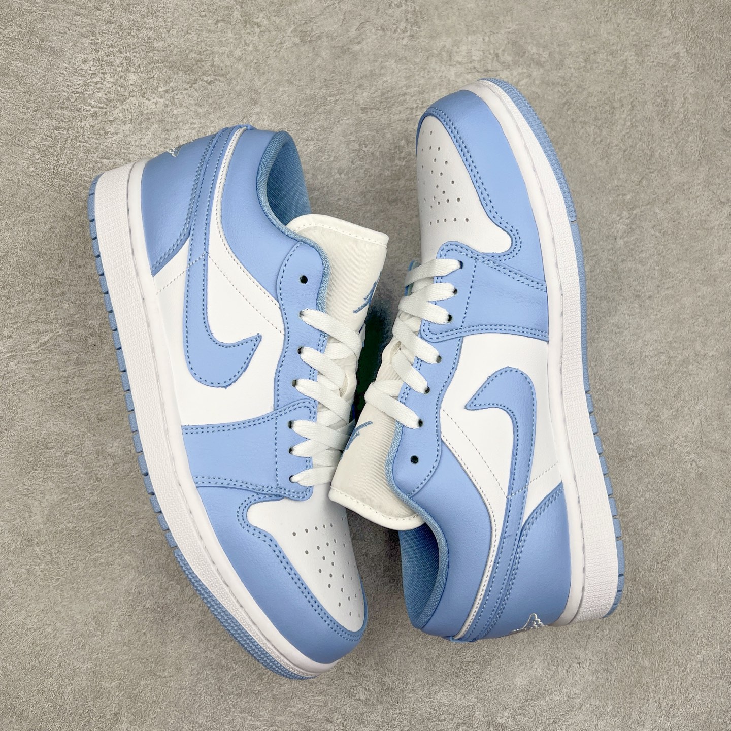图片[3]-＃K版 Air Jordan AJ1 Low 低帮 浅蓝白 DC0774-142 全新流水线出品 DT版本唯一平替选择 市场第二梯队最强版 全部原鞋开发 原楦原纸板开发 全鞋电脑针车 原厂内置全掌气垫 原盒内在原标 唯一Zp原版鞋带绑法 免检产品 全新2022版型 全头层皮料 完美零毛边处理 原厂配置全掌气垫 价格定位良心 几十个配色陆续出货 实拍调校N版已经零色差零失真 百分百还原实物色彩所见即所得 不存在货不对板色差等低级问题 选购参考实物拍摄 不混卖不参货 只用心做好货严格选品 承诺混一赔十 尺码：36 36.5 37.5 38 38.5 39 40 40.5 41 42 42.5 43 44 44.5 45-选品中心