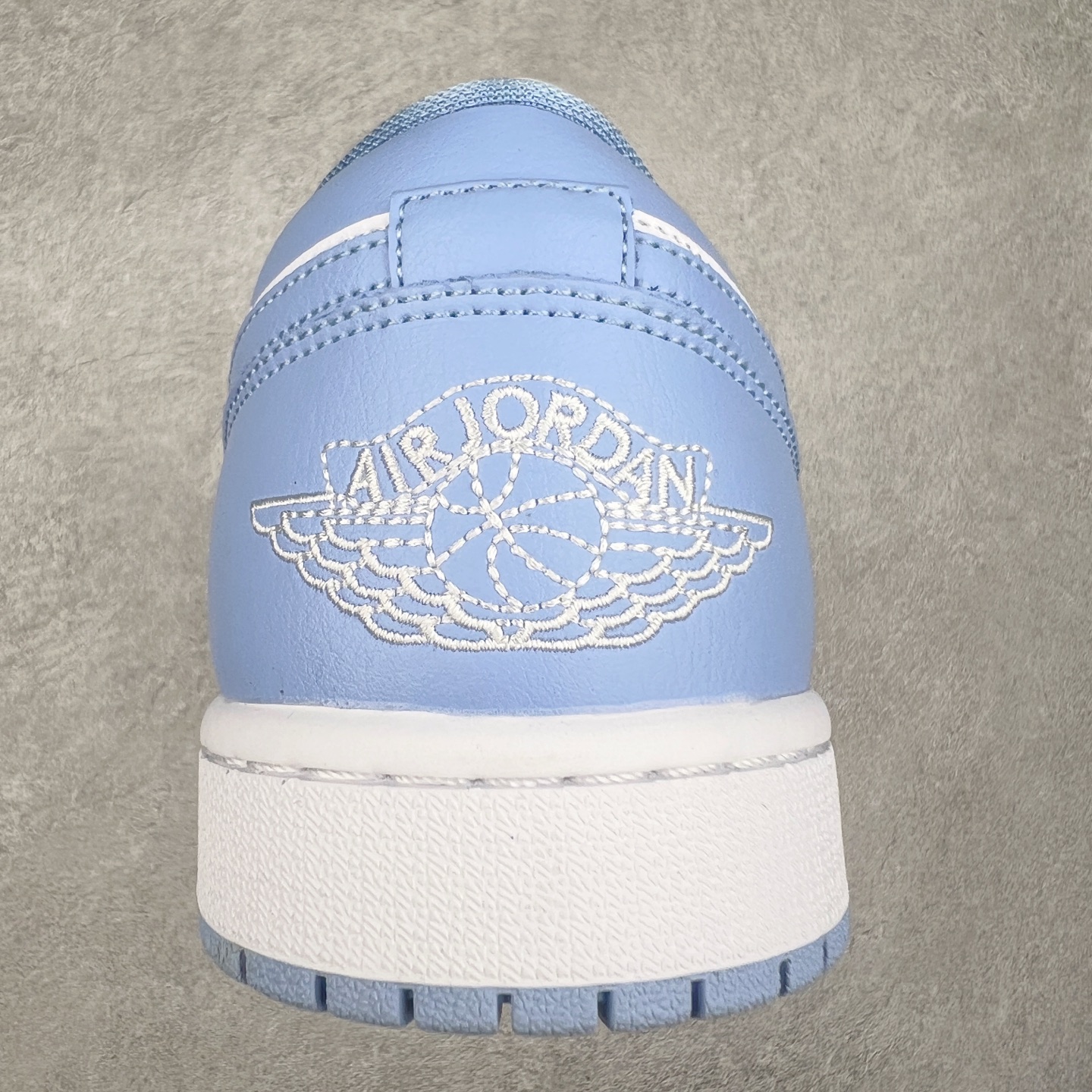 图片[8]-＃K版 Air Jordan AJ1 Low 低帮 浅蓝白 DC0774-142 全新流水线出品 DT版本唯一平替选择 市场第二梯队最强版 全部原鞋开发 原楦原纸板开发 全鞋电脑针车 原厂内置全掌气垫 原盒内在原标 唯一Zp原版鞋带绑法 免检产品 全新2022版型 全头层皮料 完美零毛边处理 原厂配置全掌气垫 价格定位良心 几十个配色陆续出货 实拍调校N版已经零色差零失真 百分百还原实物色彩所见即所得 不存在货不对板色差等低级问题 选购参考实物拍摄 不混卖不参货 只用心做好货严格选品 承诺混一赔十 尺码：36 36.5 37.5 38 38.5 39 40 40.5 41 42 42.5 43 44 44.5 45-选品中心