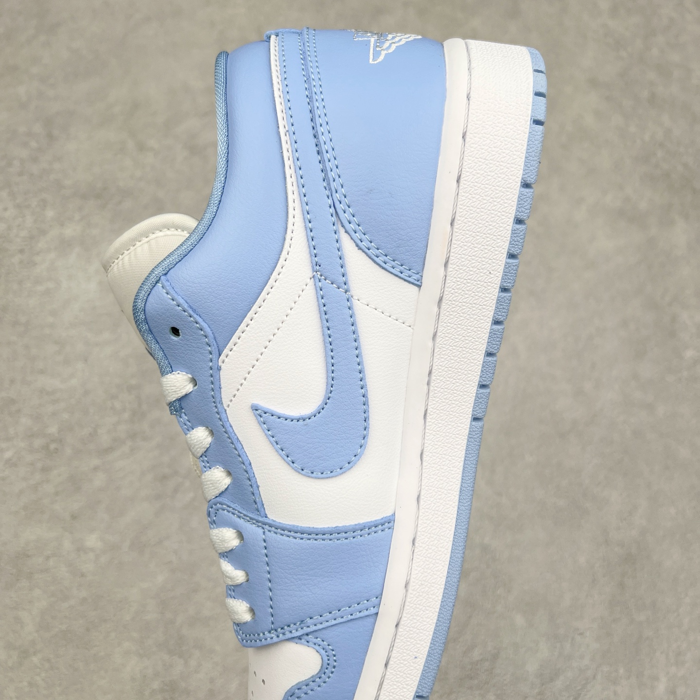 图片[7]-＃K版 Air Jordan AJ1 Low 低帮 浅蓝白 DC0774-142 全新流水线出品 DT版本唯一平替选择 市场第二梯队最强版 全部原鞋开发 原楦原纸板开发 全鞋电脑针车 原厂内置全掌气垫 原盒内在原标 唯一Zp原版鞋带绑法 免检产品 全新2022版型 全头层皮料 完美零毛边处理 原厂配置全掌气垫 价格定位良心 几十个配色陆续出货 实拍调校N版已经零色差零失真 百分百还原实物色彩所见即所得 不存在货不对板色差等低级问题 选购参考实物拍摄 不混卖不参货 只用心做好货严格选品 承诺混一赔十 尺码：36 36.5 37.5 38 38.5 39 40 40.5 41 42 42.5 43 44 44.5 45-选品中心