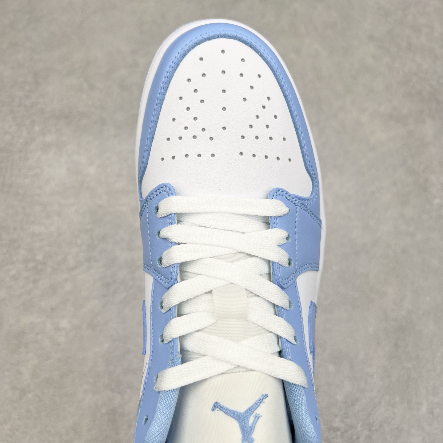 图片[4]-＃K版 Air Jordan AJ1 Low 低帮 浅蓝白 DC0774-142 全新流水线出品 DT版本唯一平替选择 市场第二梯队最强版 全部原鞋开发 原楦原纸板开发 全鞋电脑针车 原厂内置全掌气垫 原盒内在原标 唯一Zp原版鞋带绑法 免检产品 全新2022版型 全头层皮料 完美零毛边处理 原厂配置全掌气垫 价格定位良心 几十个配色陆续出货 实拍调校N版已经零色差零失真 百分百还原实物色彩所见即所得 不存在货不对板色差等低级问题 选购参考实物拍摄 不混卖不参货 只用心做好货严格选品 承诺混一赔十 尺码：36 36.5 37.5 38 38.5 39 40 40.5 41 42 42.5 43 44 44.5 45-选品中心
