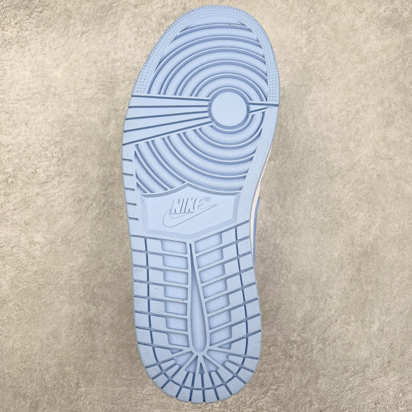 图片[9]-＃K版 Air Jordan AJ1 Low 低帮 浅蓝白 DC0774-142 全新流水线出品 DT版本唯一平替选择 市场第二梯队最强版 全部原鞋开发 原楦原纸板开发 全鞋电脑针车 原厂内置全掌气垫 原盒内在原标 唯一Zp原版鞋带绑法 免检产品 全新2022版型 全头层皮料 完美零毛边处理 原厂配置全掌气垫 价格定位良心 几十个配色陆续出货 实拍调校N版已经零色差零失真 百分百还原实物色彩所见即所得 不存在货不对板色差等低级问题 选购参考实物拍摄 不混卖不参货 只用心做好货严格选品 承诺混一赔十 尺码：36 36.5 37.5 38 38.5 39 40 40.5 41 42 42.5 43 44 44.5 45-选品中心